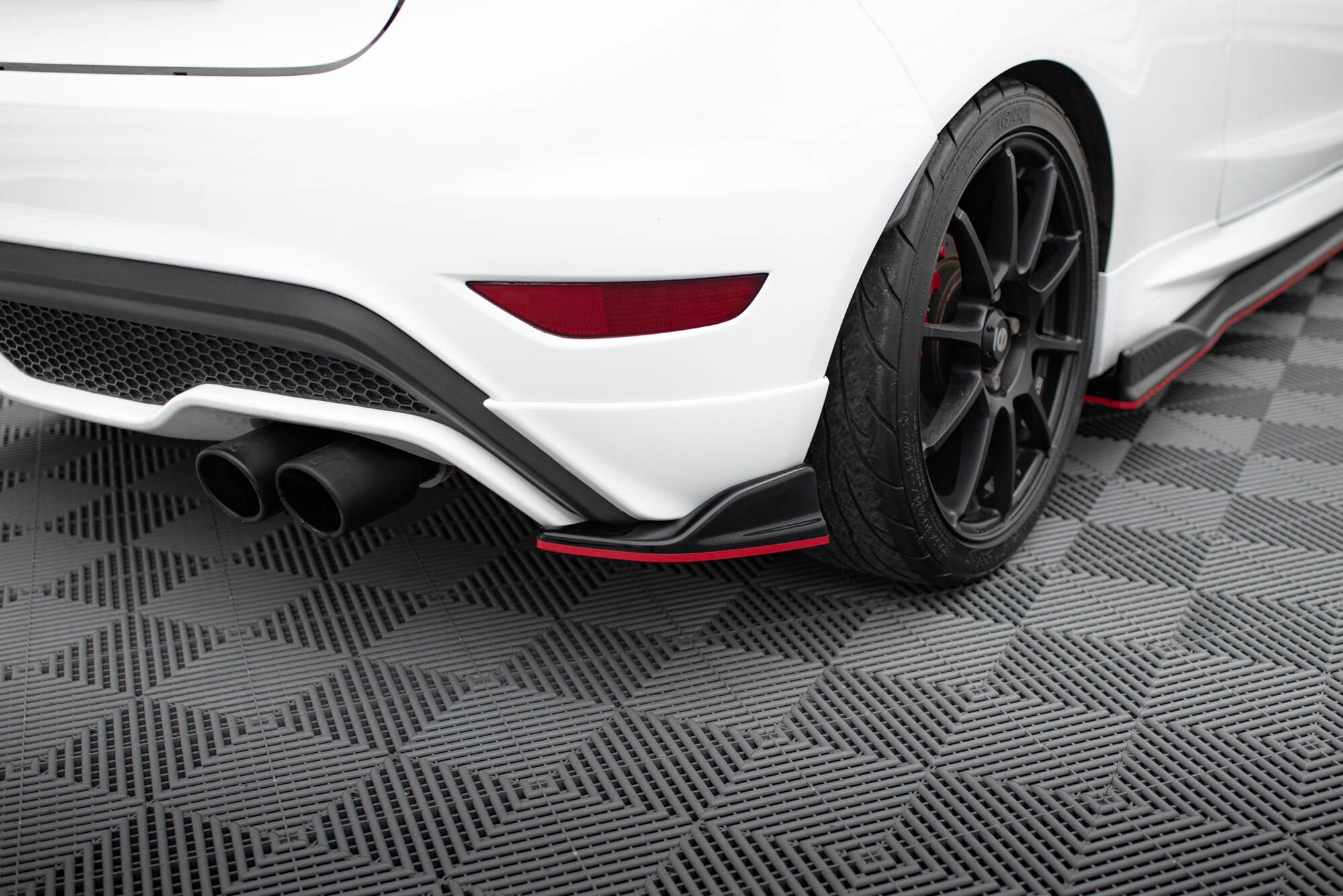 Maxton Design Heck Ansatz Flaps Diffusor V.2 passend für Ford Fiesta ST Mk7 Facelift schwarz Hochglanz