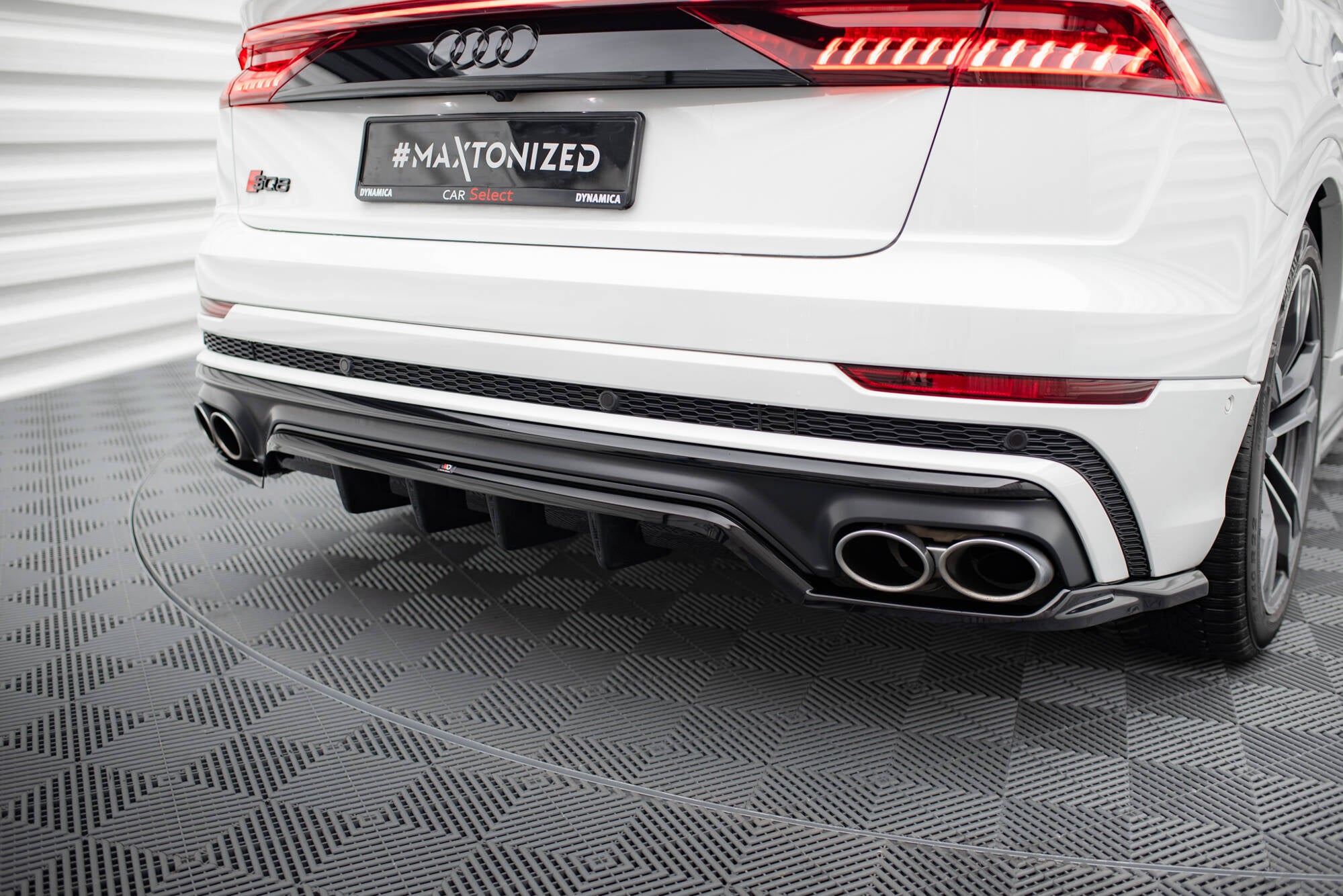 Maxton Design Street+ Mittlerer Diffusor RACE passend für Audi SQ8 Mk1 schwarz Hochglanz