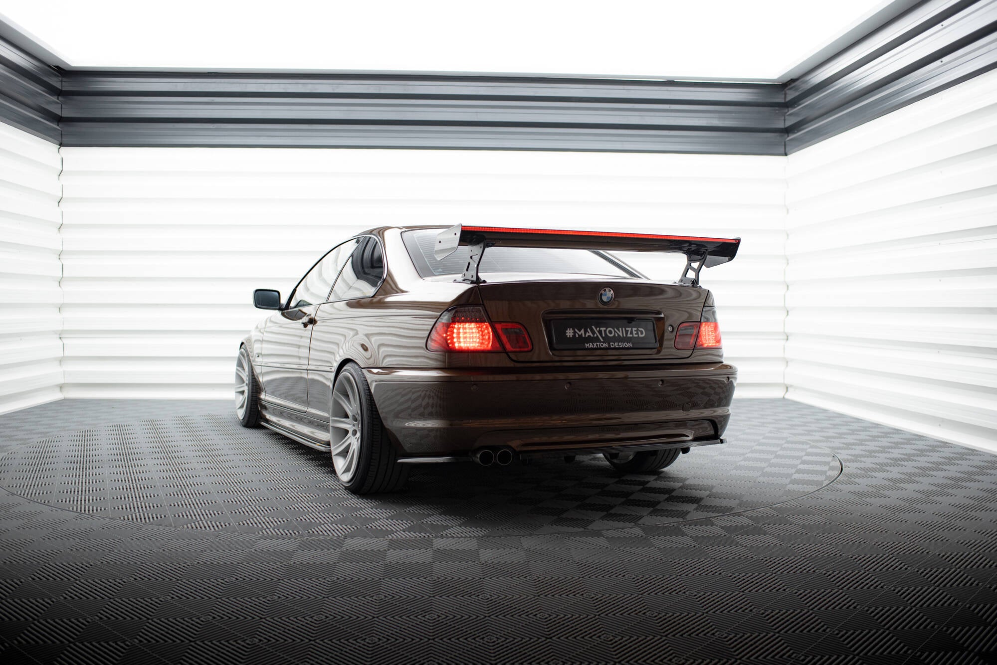 Maxton Design Carbon Spoiler With External Brackets Uprights + LED BMW 3er Coupe E46 für BMW 3er E46