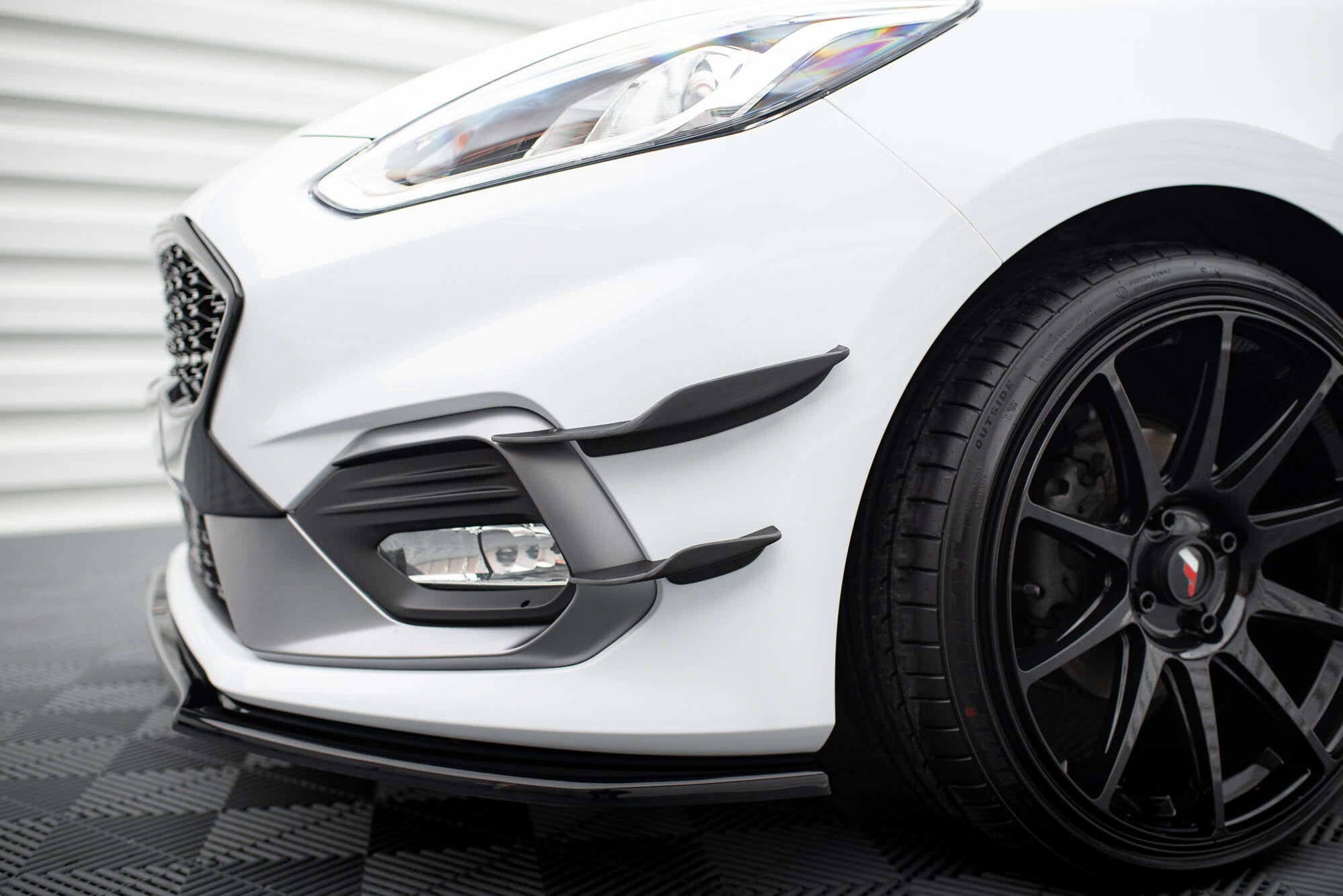Maxton Design Stoßstangen Flaps Wings vorne Canards passend für V.2 Ford Fiesta Mk8 ST / ST-Line