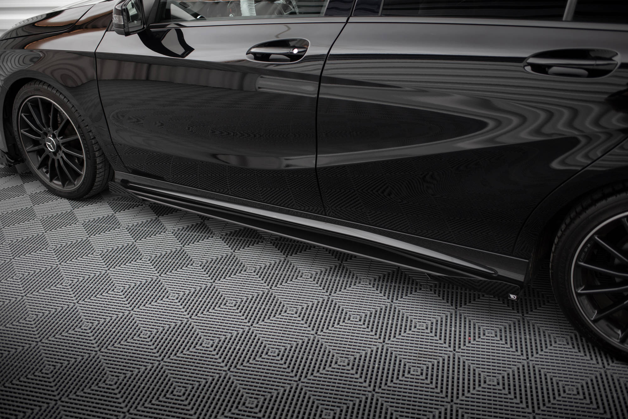 Maxton Design Street Pro Street+ Seitenschweller Leisten + Flaps passend für Mercedes-Benz A AMG-Line W176 Facelift schwarz Hochglanz