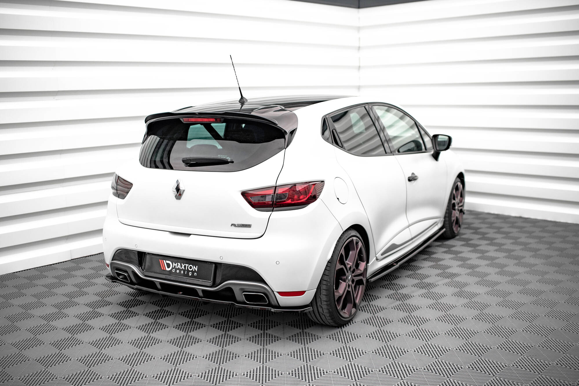 Maxton Design Street+ Mittlerer Diffusor RACE passend für Renault Clio RS Mk4 schwarz Hochglanz