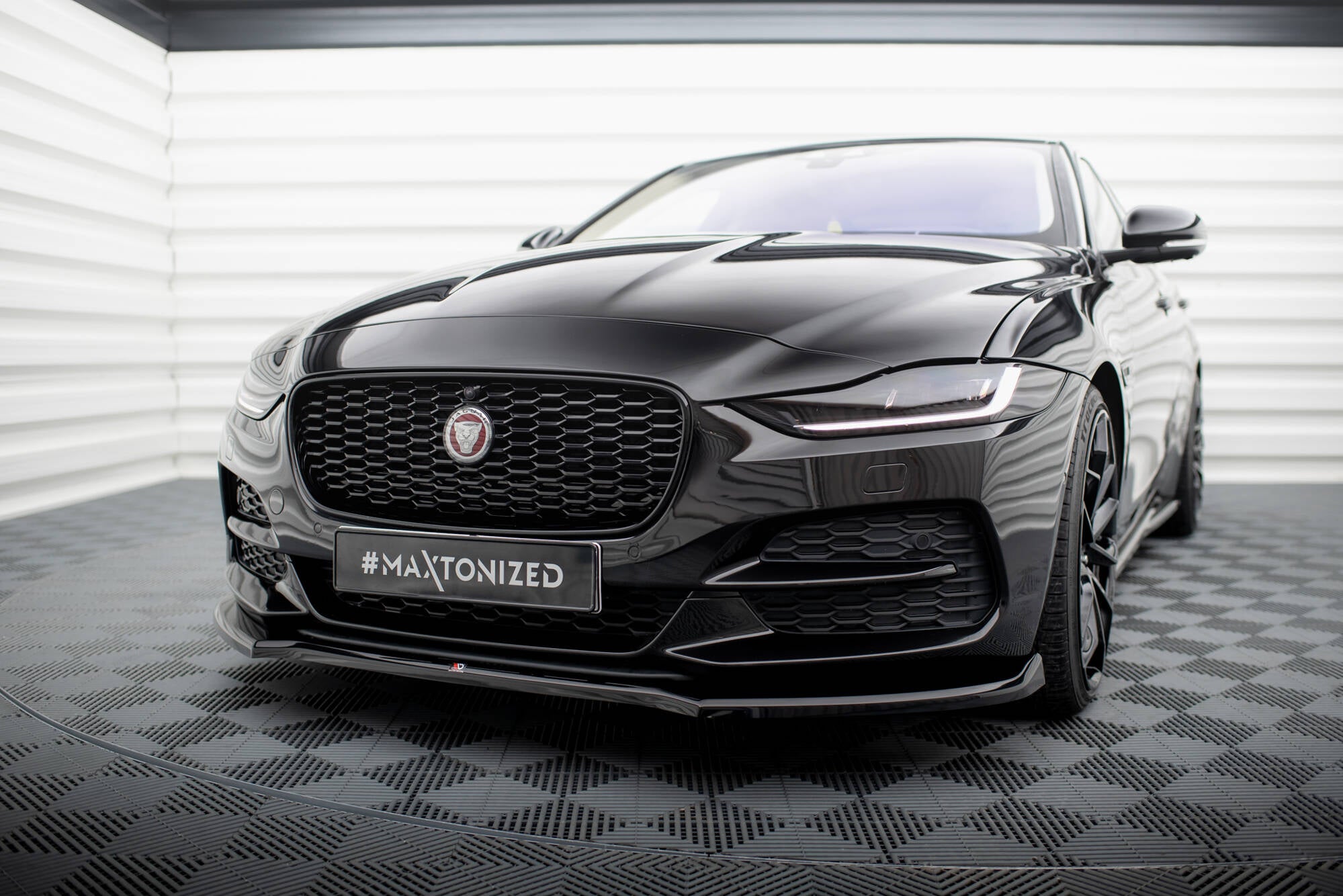 Maxton Design Street+ Spoilerlippe Front Ansatz V.1 passend für Jaguar XE X760 Facelift schwarz Hochglanz