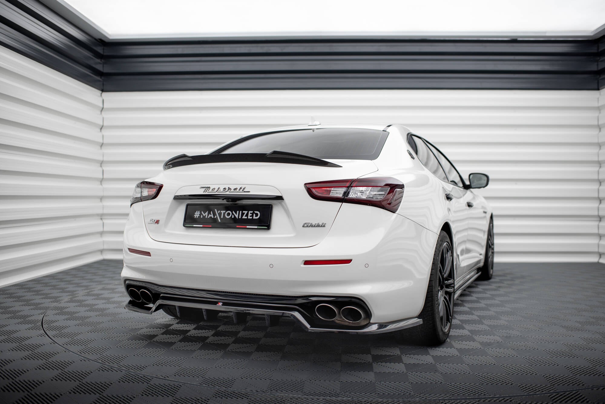 Maxton Design Street+ Mittlerer Diffusor RACE passend für Maserati Ghibli Mk3 Facelift schwarz Hochglanz
