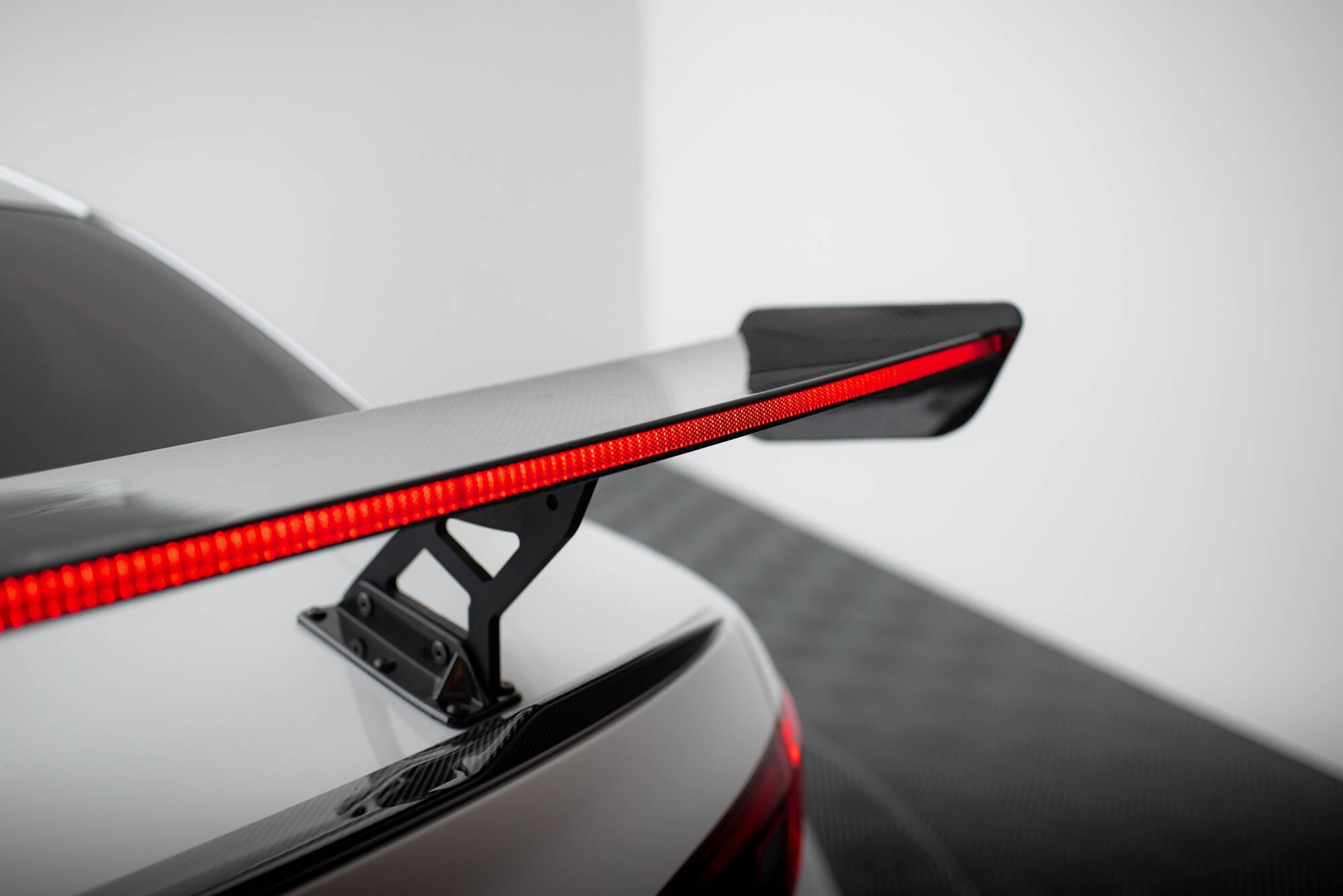 Maxton Design Carbon Spoiler + LED Alfa Romeo Giulia Quadrifoglio für Alfa Romeo Giulia Quadrifoglio