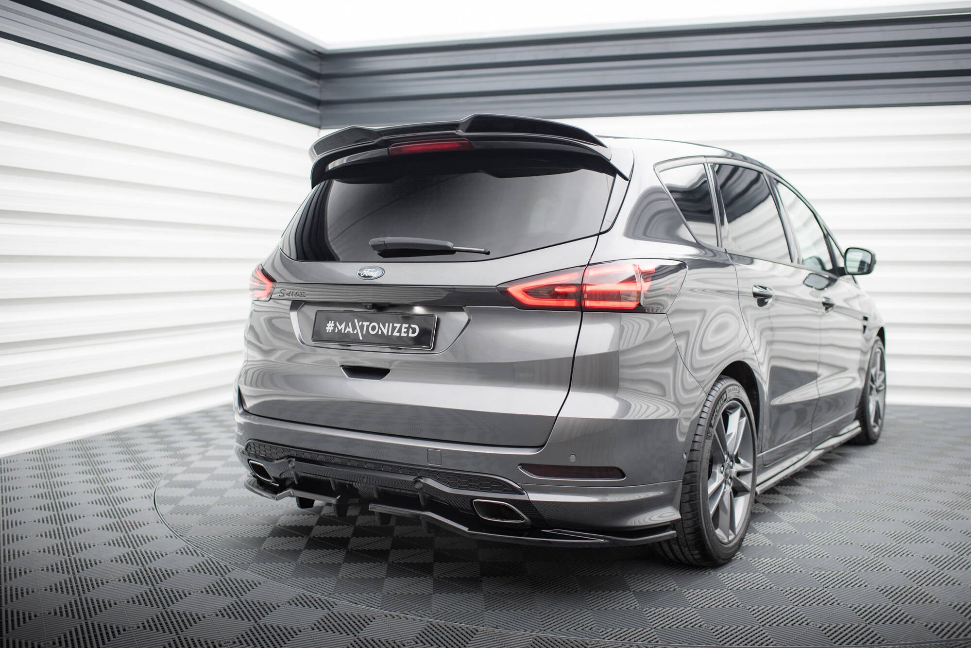 Maxton Design Street+ Mittlerer Diffusor RACE passend für Ford S-Max ST-Line Mk2 Facelift schwarz Hochglanz