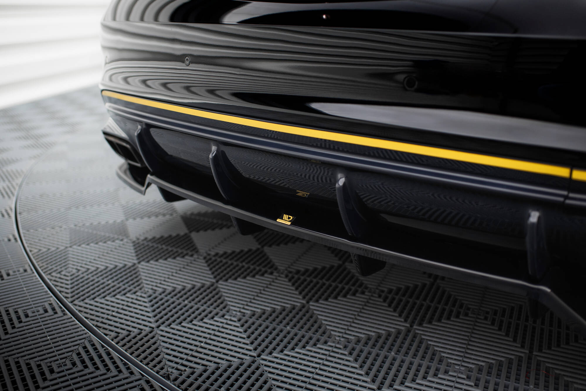 Maxton Design Street+ Mittlerer Diffusor RACE passend für Mercedes-AMG CLA 45 C117 Facelift schwarz Hochglanz