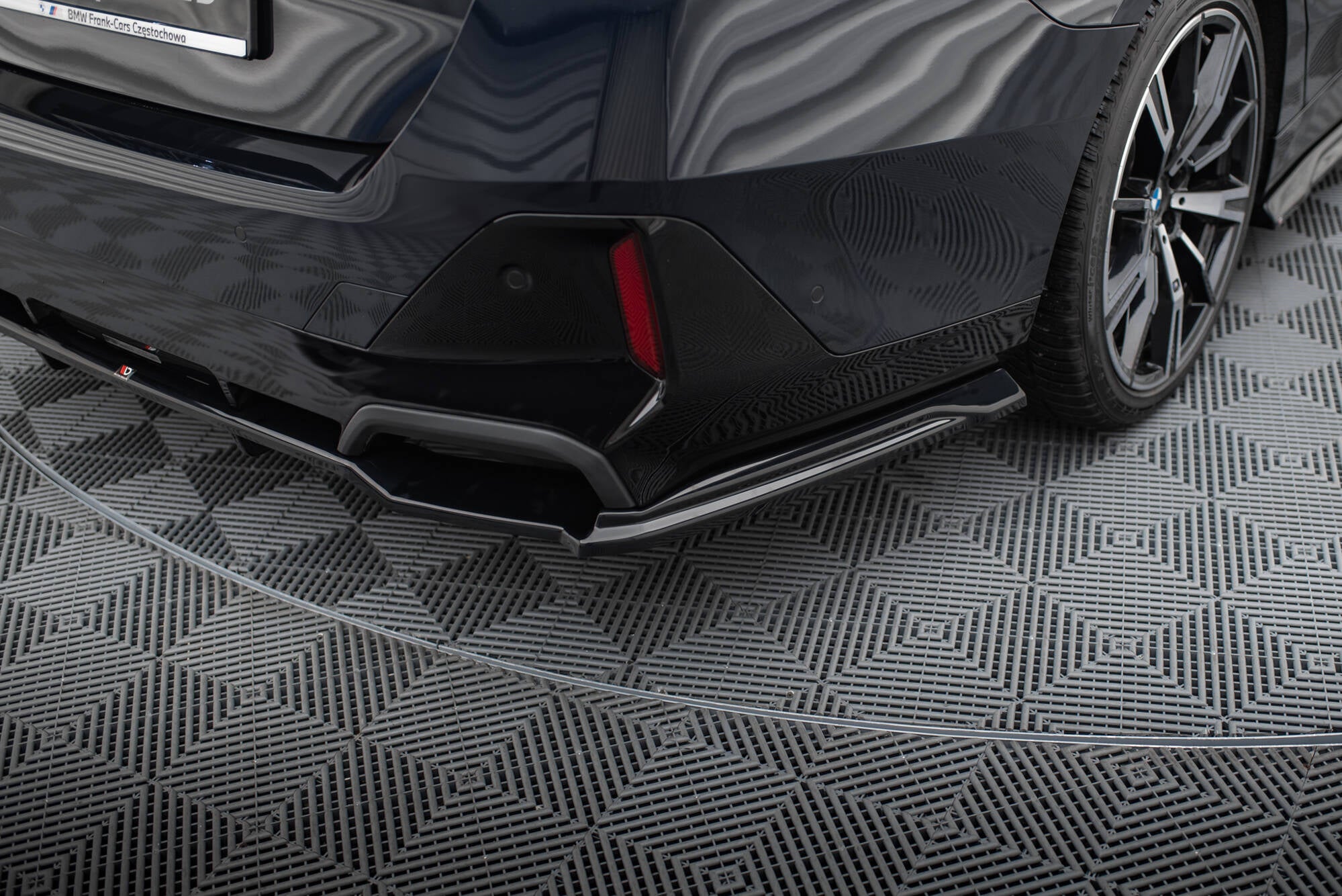 Maxton Design Street+ Mittlerer Diffusor RACE passend für V.1 BMW 5er / i5 M-Paket Limousine / Touring G60 / G61 schwarz Hochglanz