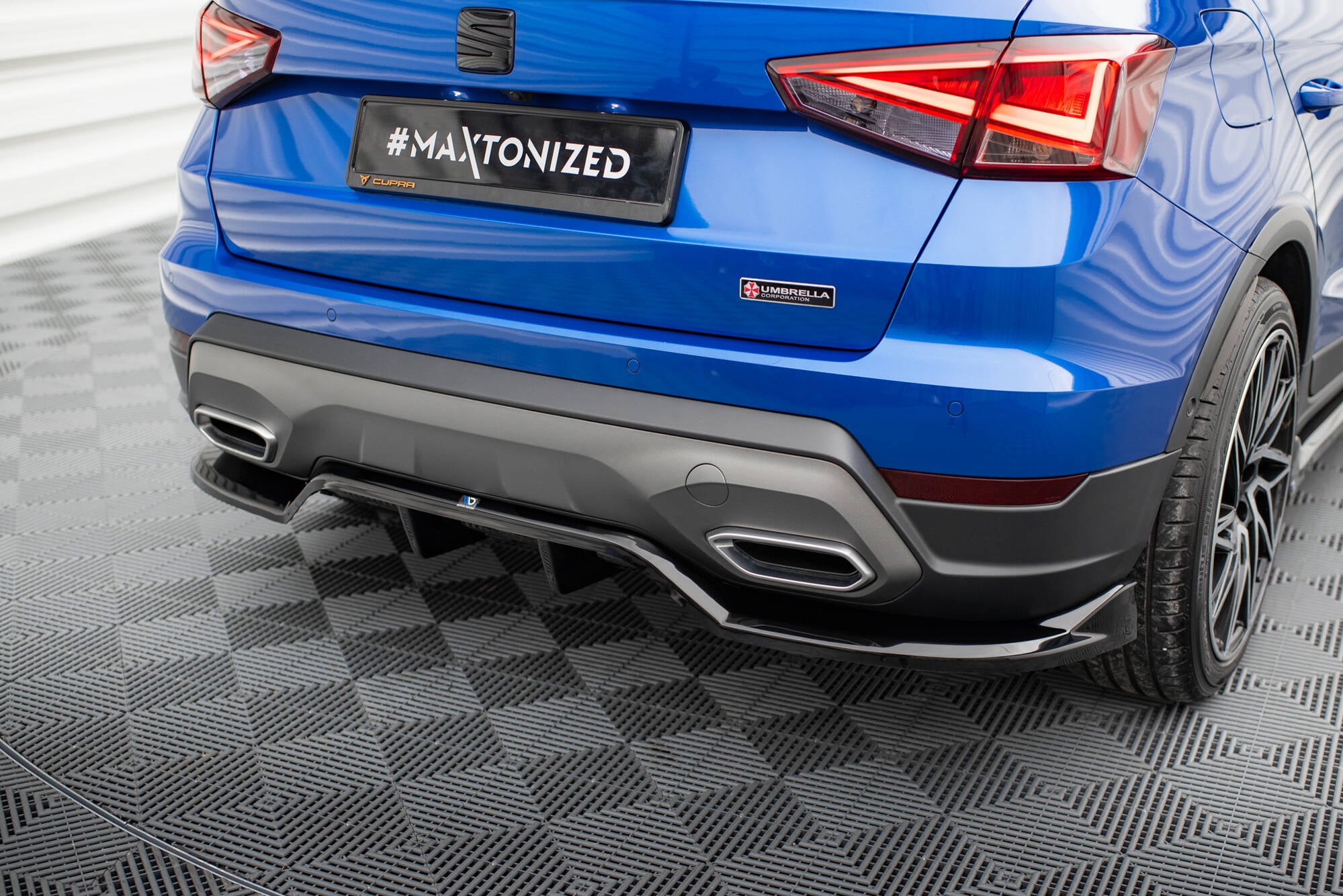 Maxton Design Street+ Mittlerer Diffusor RACE passend für Seat Arona FR Mk1 Facelift schwarz Hochglanz