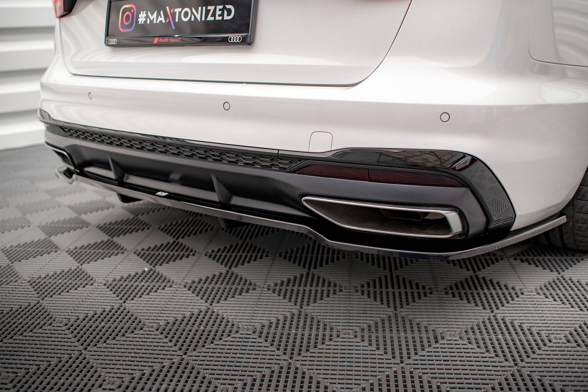 Maxton Design Street+ Mittlerer Diffusor RACE passend für V.1 Audi A4 S-Line B9 Facelift schwarz Hochglanz