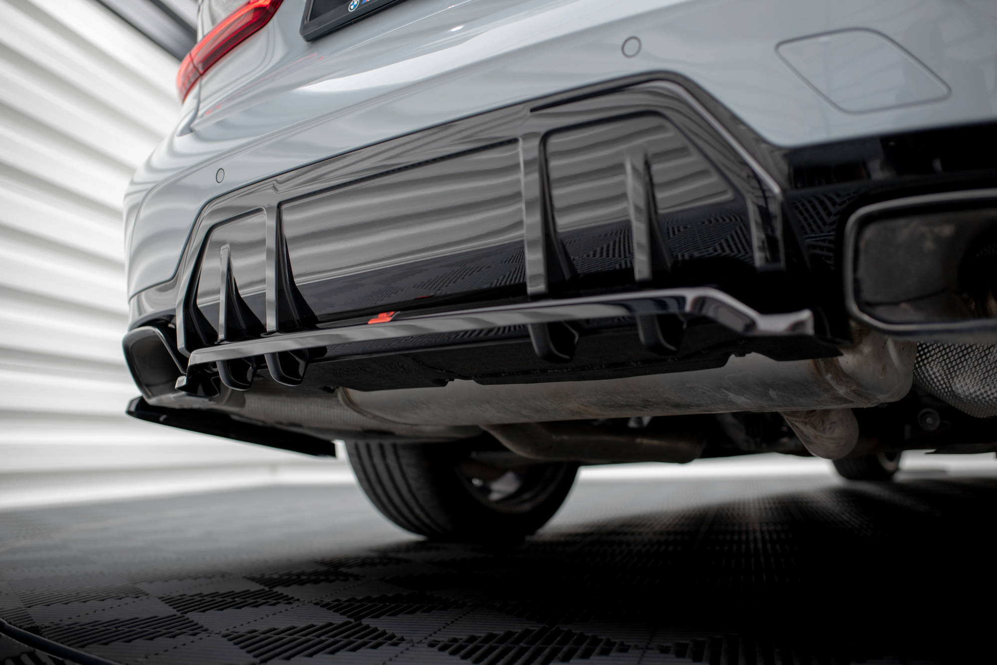Maxton Design Street+ Mittlerer Diffusor RACE passend für V.1 BMW M340i G20 / G21 Facelift schwarz Hochglanz