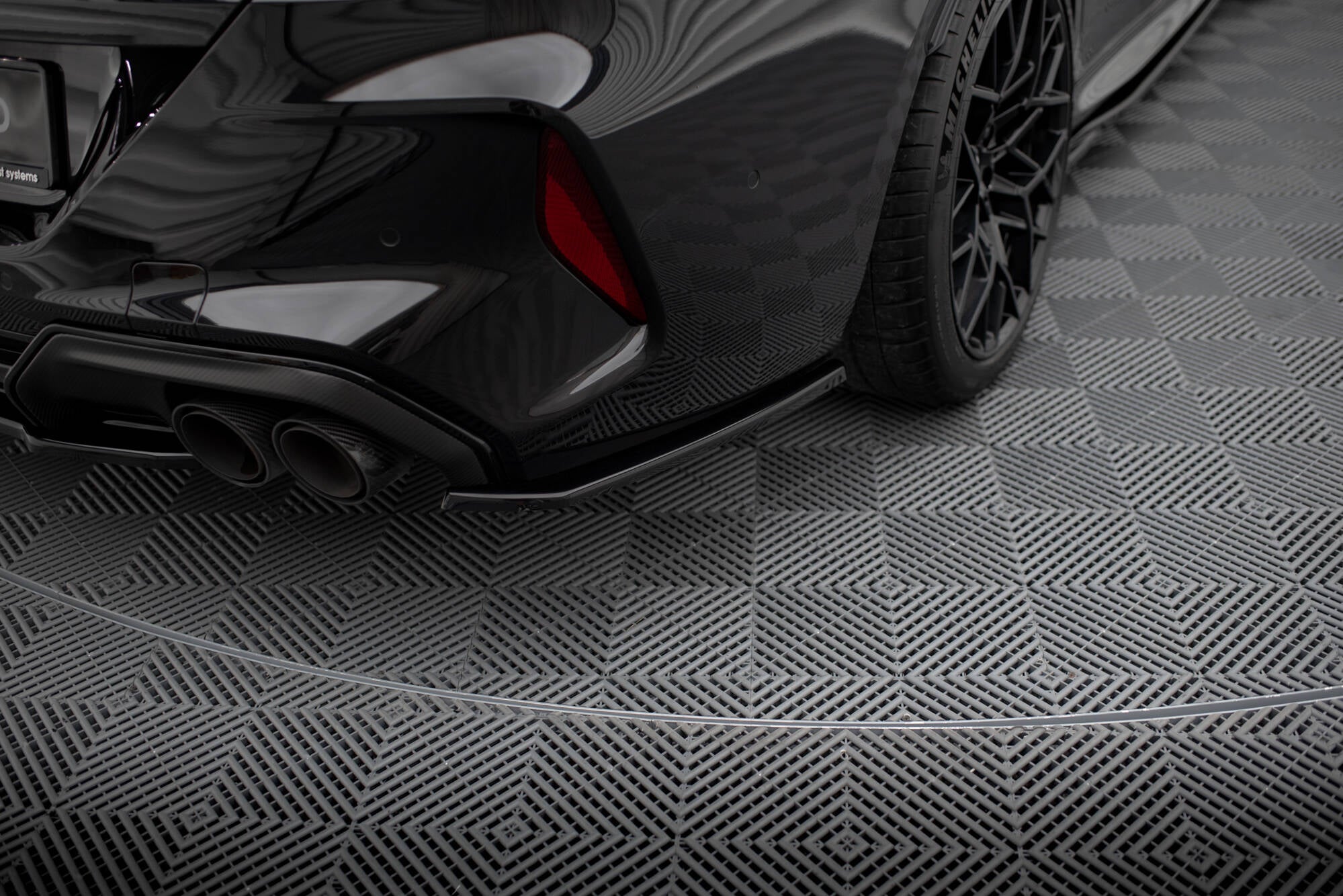 Maxton Design Heck Ansatz Flaps Diffusor V.2 passend für BMW M8 Gran Coupe F93 schwarz Hochglanz