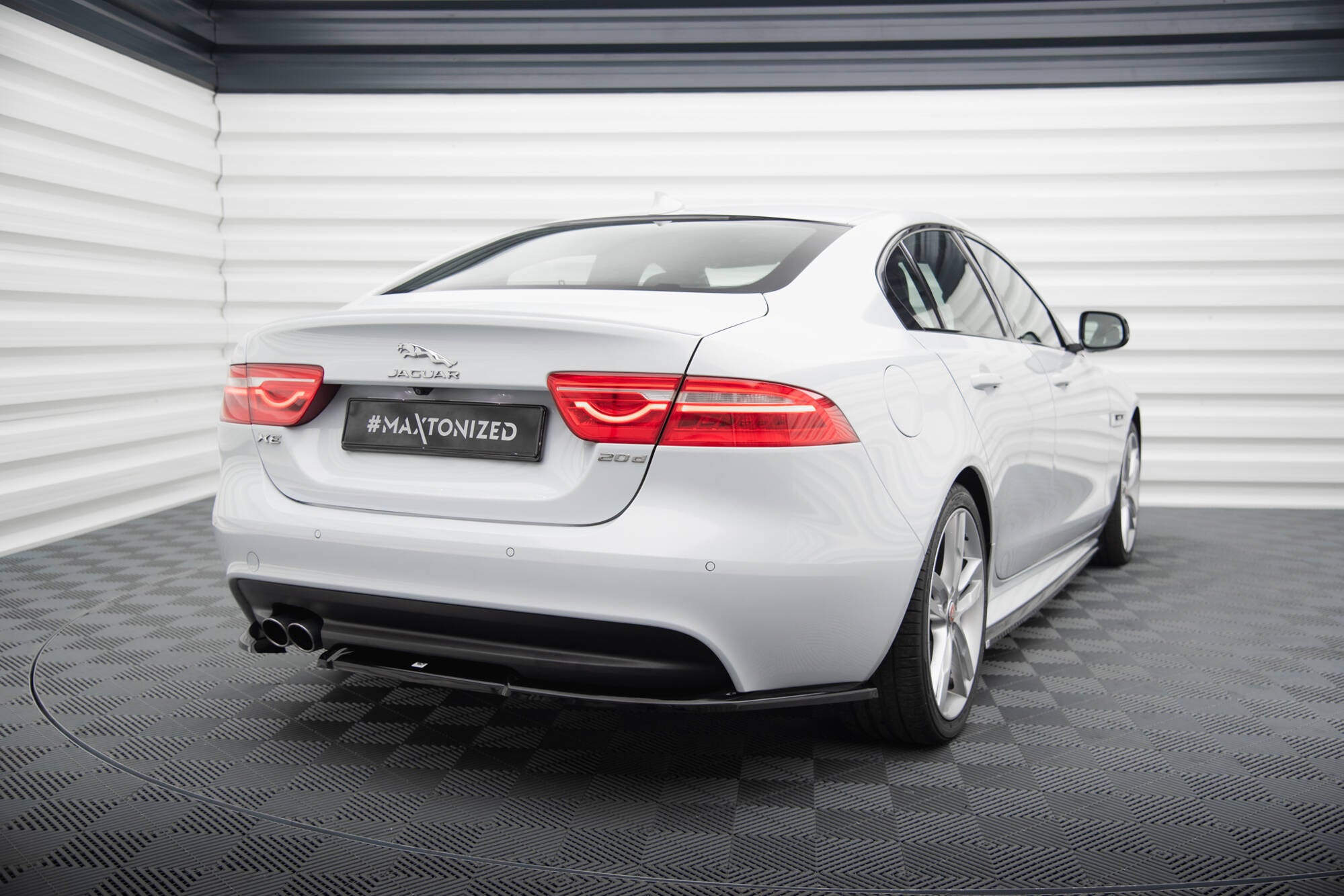 Maxton Design Heck Ansatz Flaps Diffusor passend für Jaguar XE R-Sport X760 schwarz Hochglanz