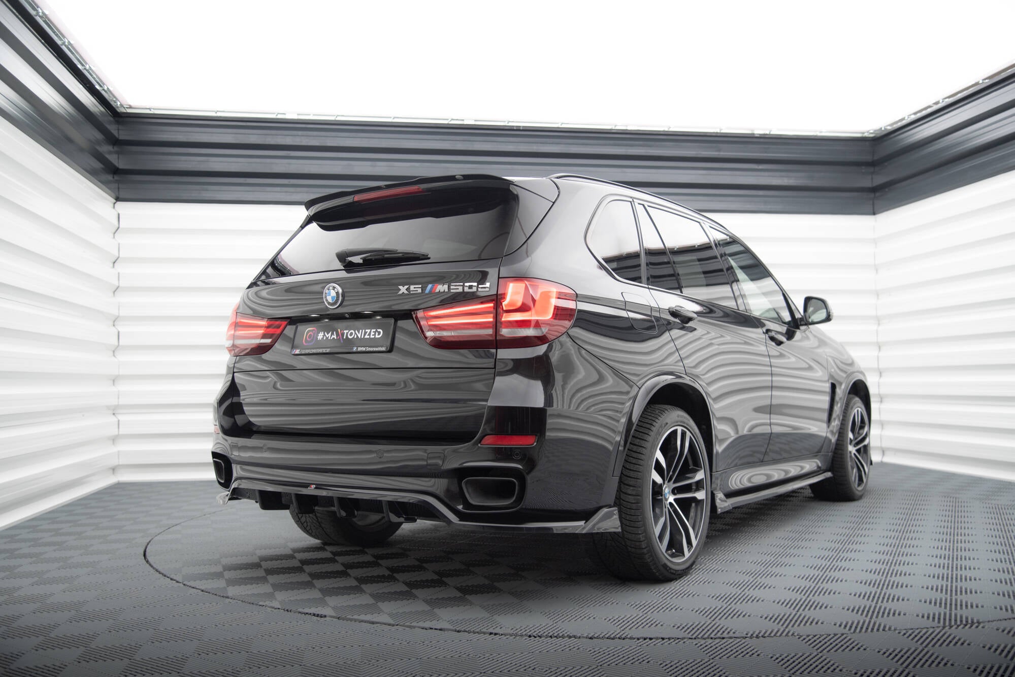 Maxton Design Street+ Mittlerer Diffusor RACE passend für BMW X5 M-Paket F15 schwarz Hochglanz