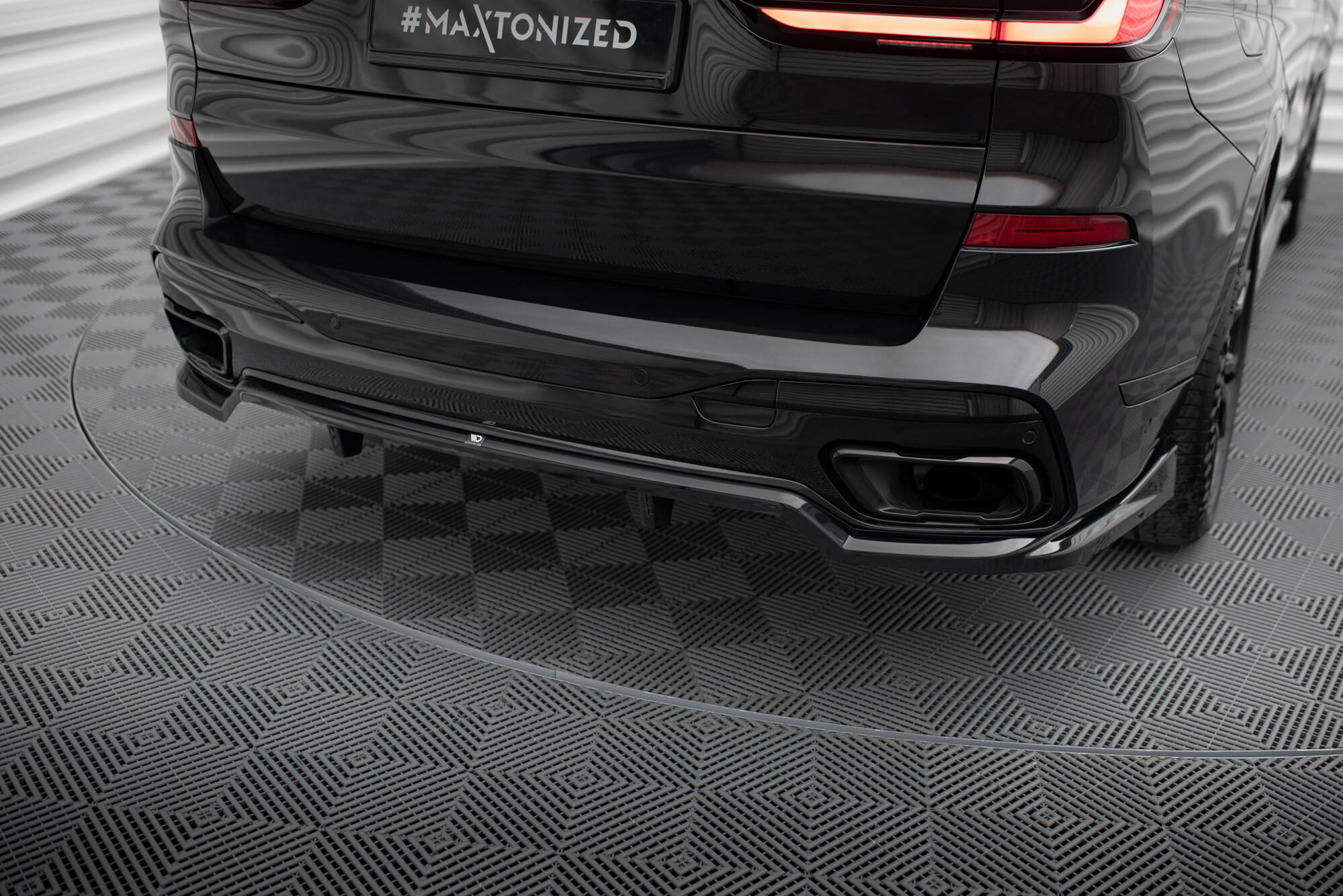 Maxton Design Street+ Mittlerer Diffusor RACE passend für BMW X7 M-Paket G07 Facelift schwarz Hochglanz