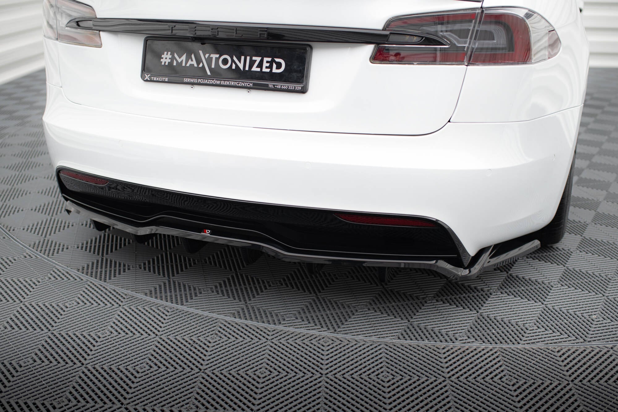 Maxton Design Street+ Mittlerer Diffusor RACE V.2 passend für Tesla Model S Plaid Mk1 Facelift schwarz Hochglanz