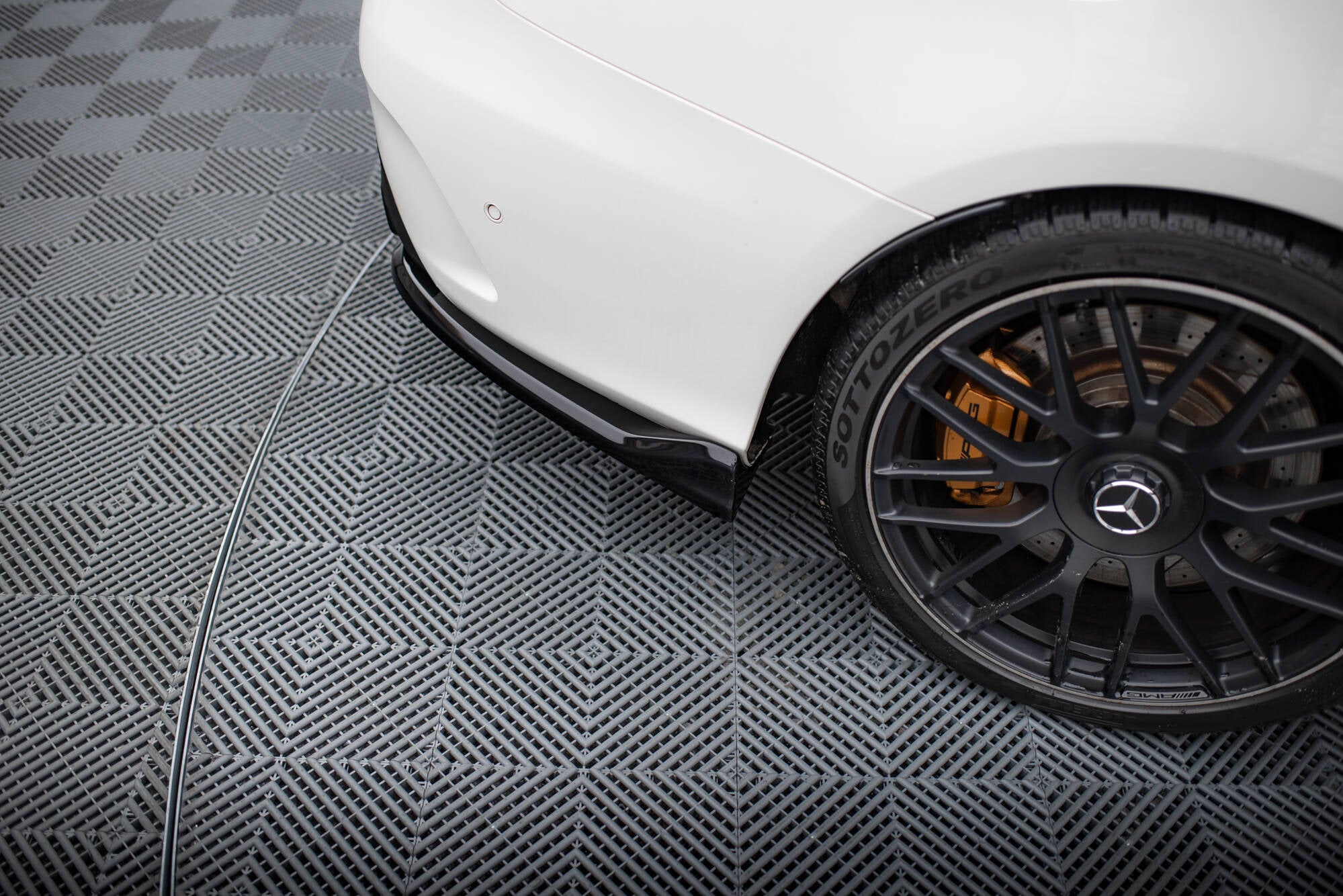 Maxton Design Street+ Mittlerer Diffusor RACE passend für Mercedes-AMG C63 Limousine / Kombi W205 / S205 schwarz Hochglanz