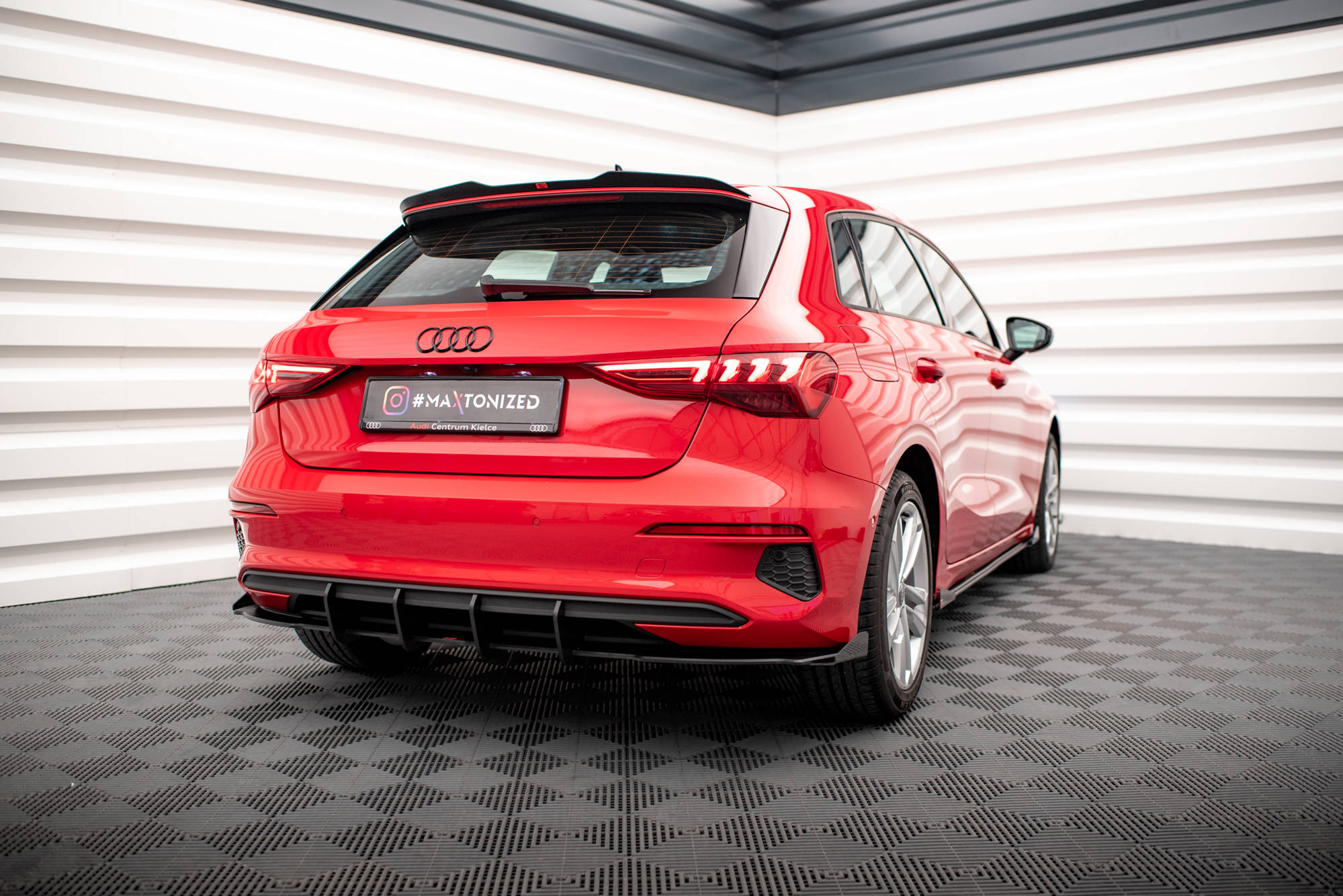 Maxton Design Robuste Racing Diffusor Heck Ansatz + Flaps passend für Audi A3 Sportback 8Y schwarz Hochglanz