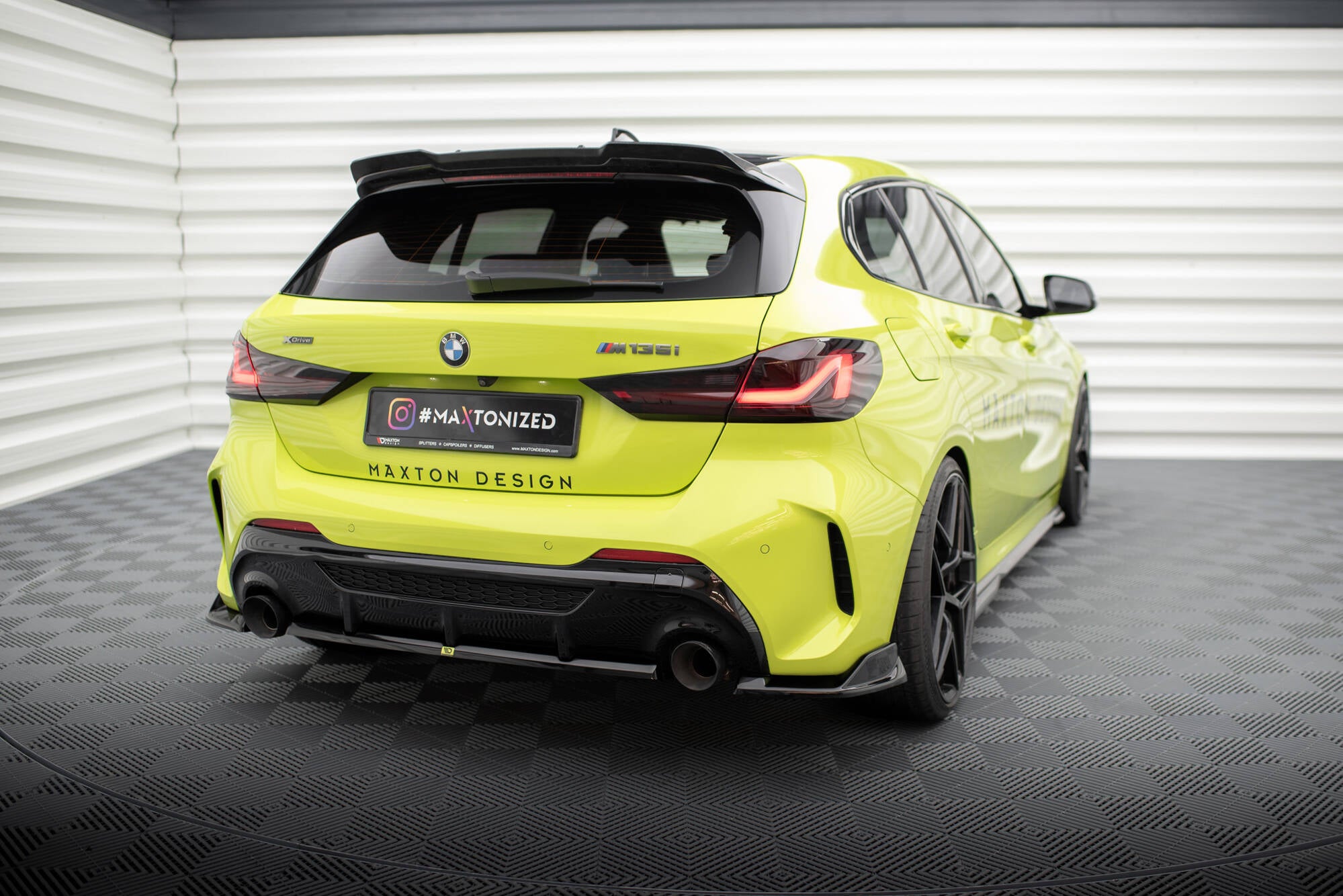 Maxton Design Heck Ansatz Flaps Diffusor passend für V.9 BMW 1er M-Paket / M135i F40 schwarz Hochglanz