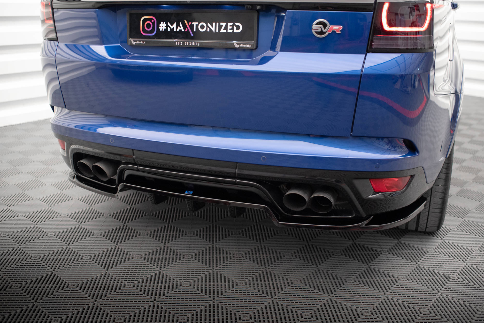 Maxton Design Street+ Mittlerer Diffusor RACE passend für Land Rover Range Rover Sport SVR Mk2 schwarz Hochglanz