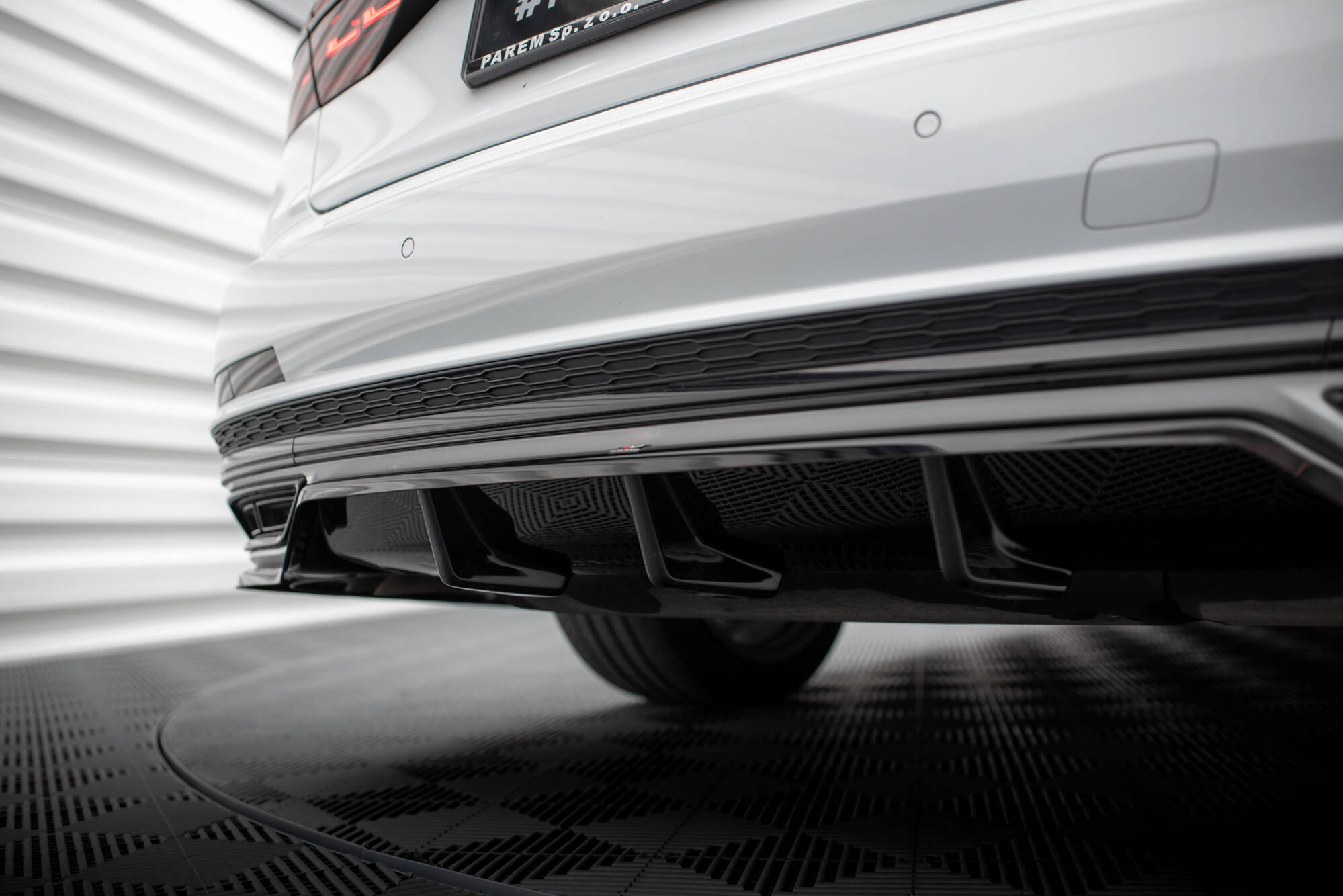 Maxton Design Street+ Mittlerer Diffusor RACE passend für Audi A8 S-Line D5 schwarz Hochglanz