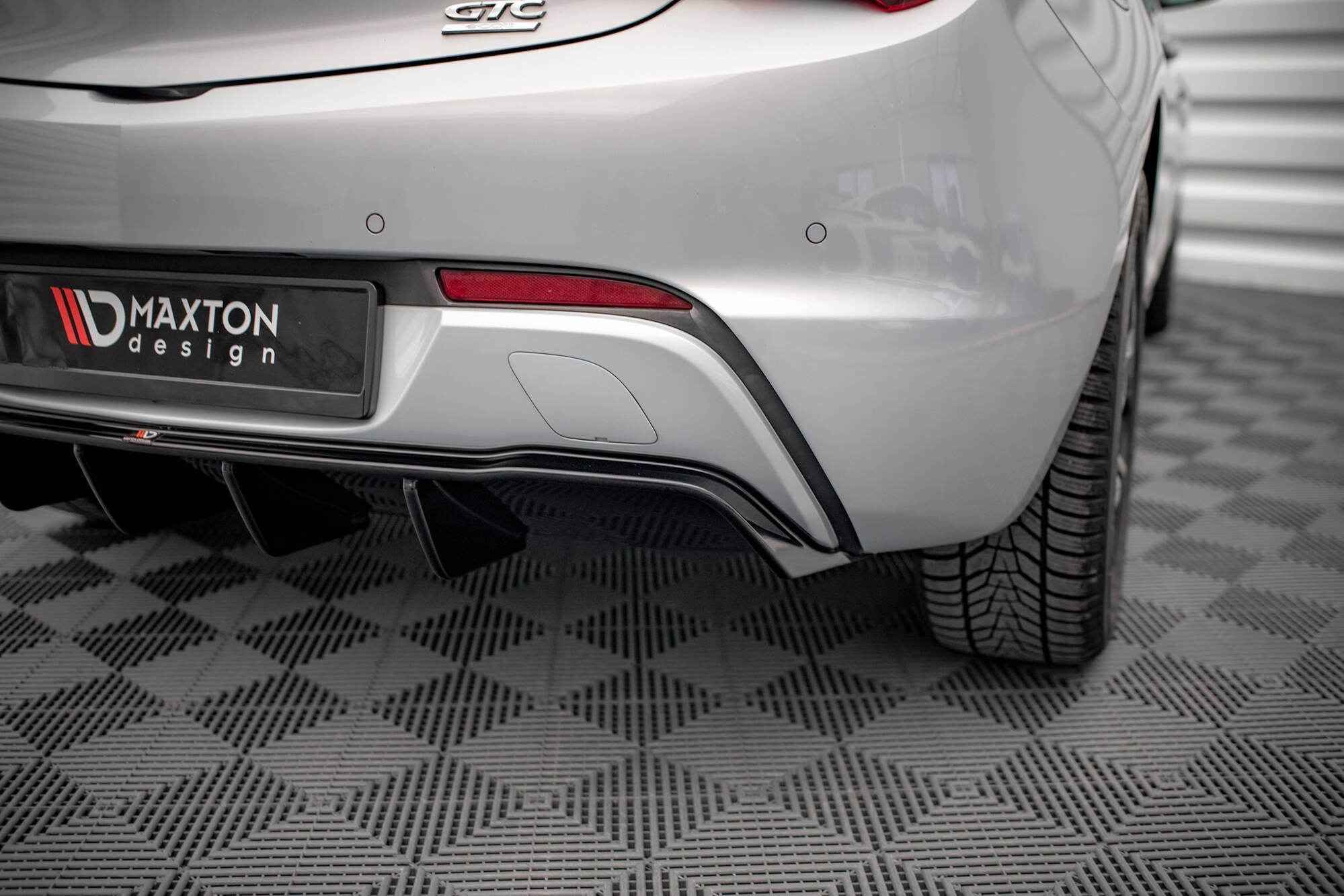 Maxton Design Diffusor Heck Ansatz passend für Opel Astra GTC OPC-Line J (Einzelauspuff li.) schwarz Hochglanz