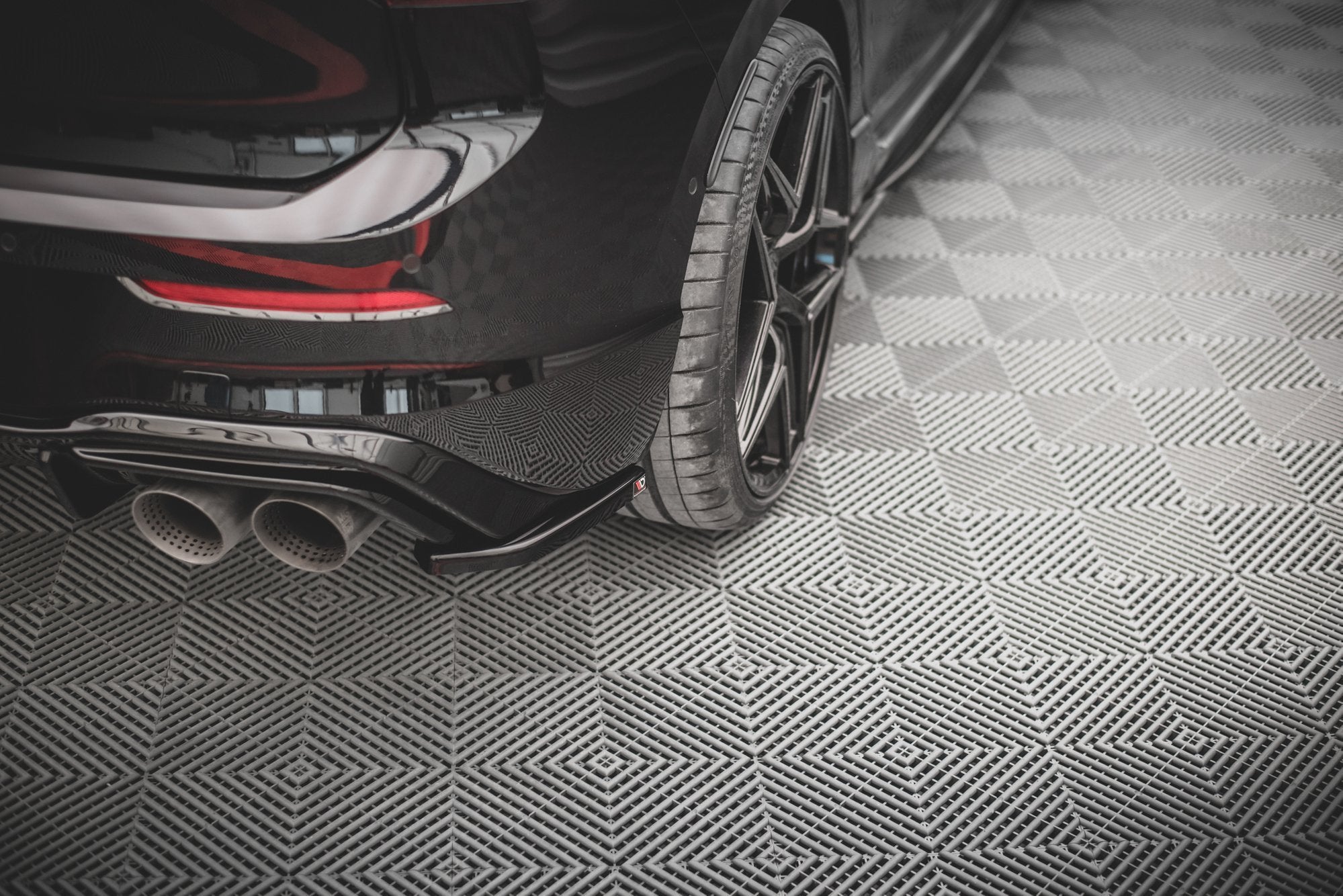 Maxton Design Heck Ansatz Flaps Diffusor V.4 passend für VW Golf R Hatchback Mk8 Facelift schwarz Hochglanz
