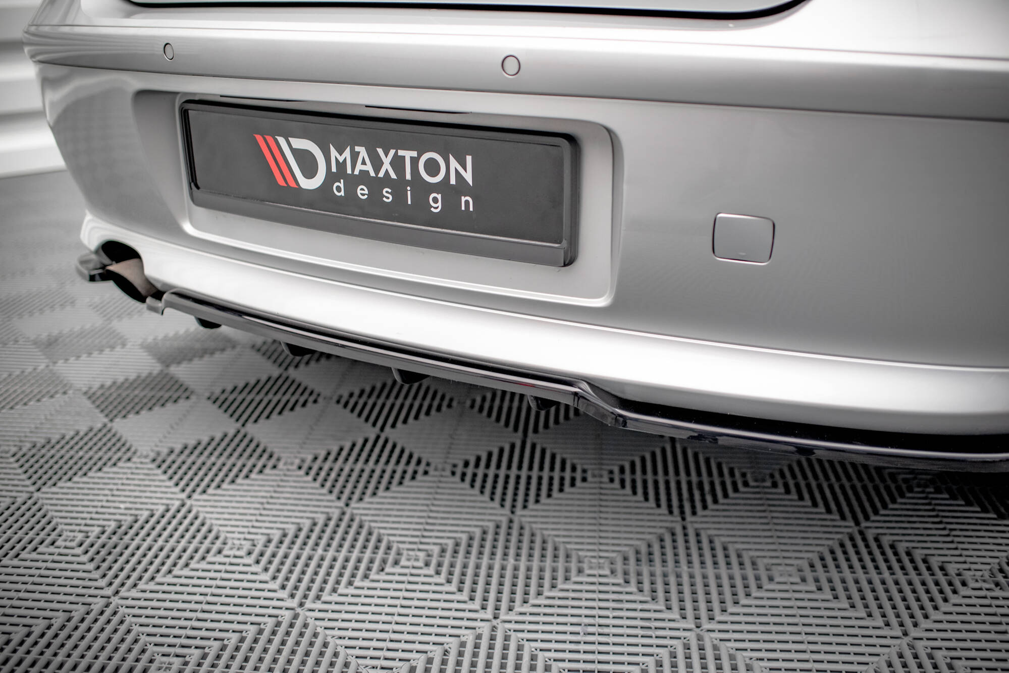 Maxton Design Street+ Mittlerer Diffusor RACE passend für BMW 1er E81 Facelift schwarz Hochglanz