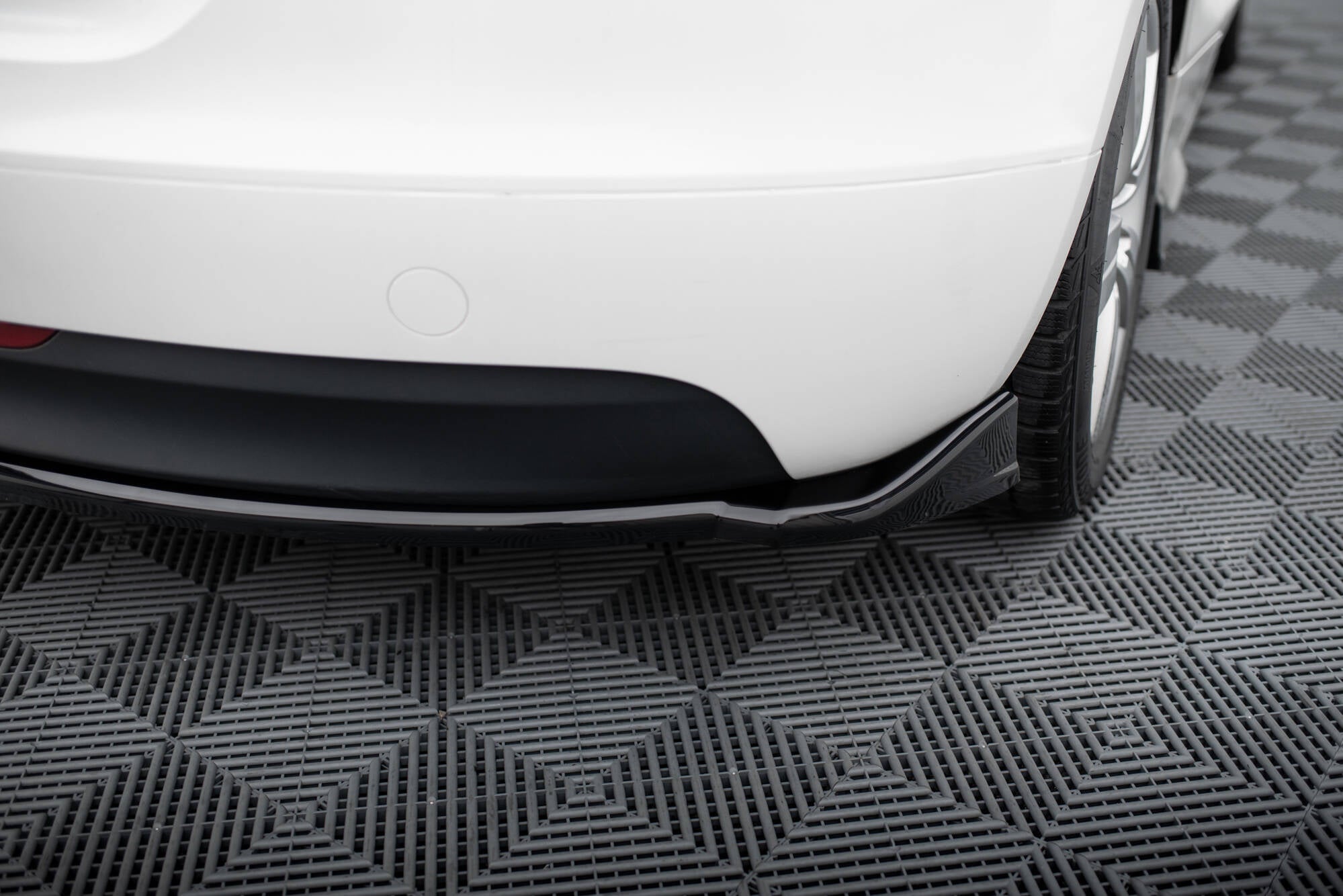 Maxton Design Heck Ansatz Flaps Diffusor passend für Audi TT 8J schwarz Hochglanz