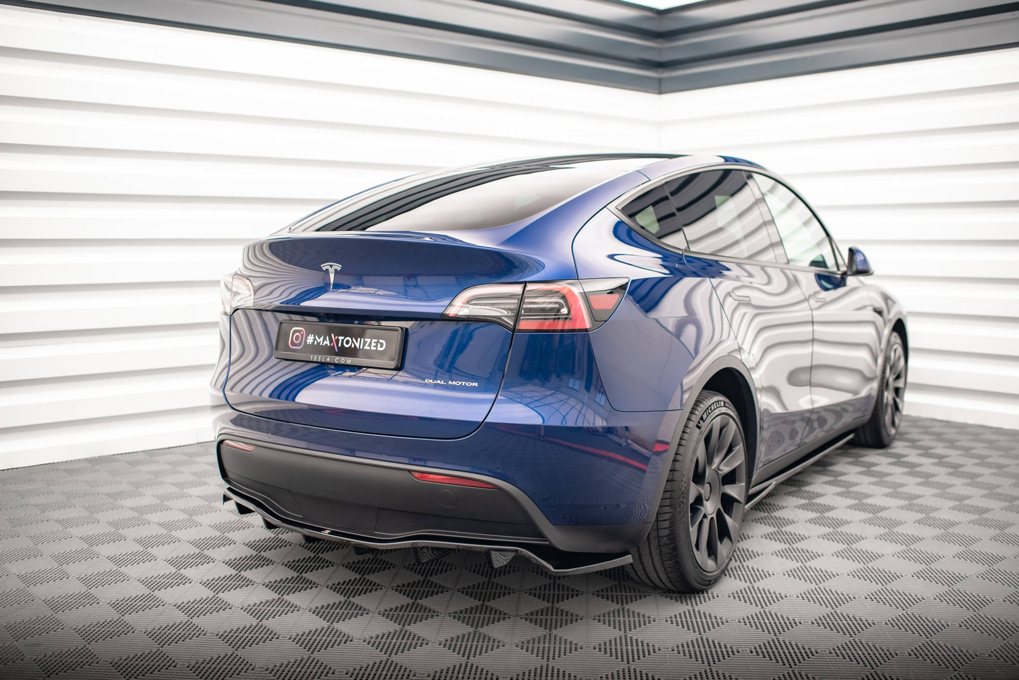 Maxton Design Street+ Mittlerer Diffusor RACE passend für Tesla Model Y schwarz Hochglanz