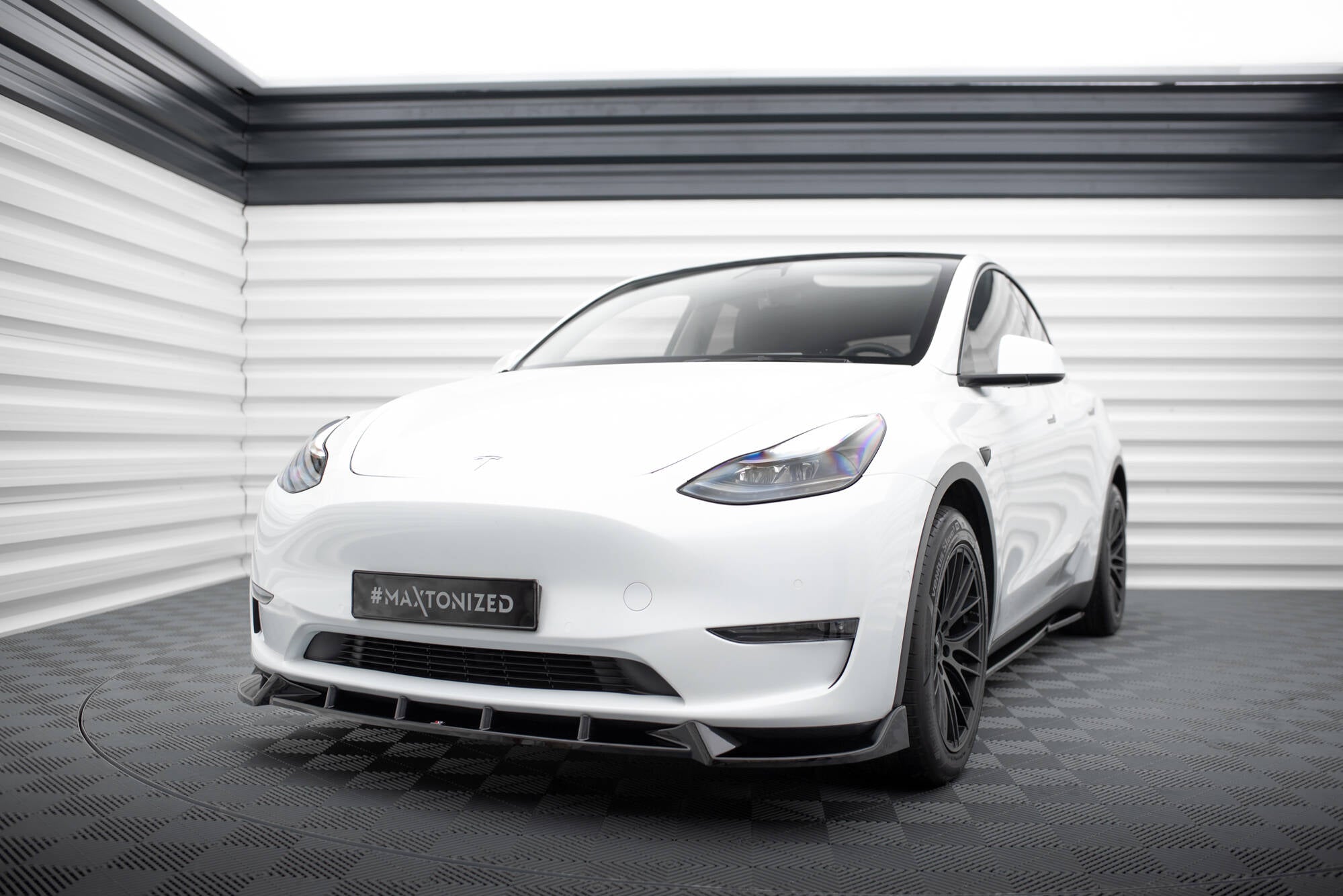 Maxton Design Street+ Spoilerlippe Front Ansatz V.1 passend für Tesla Model Y schwarz Hochglanz