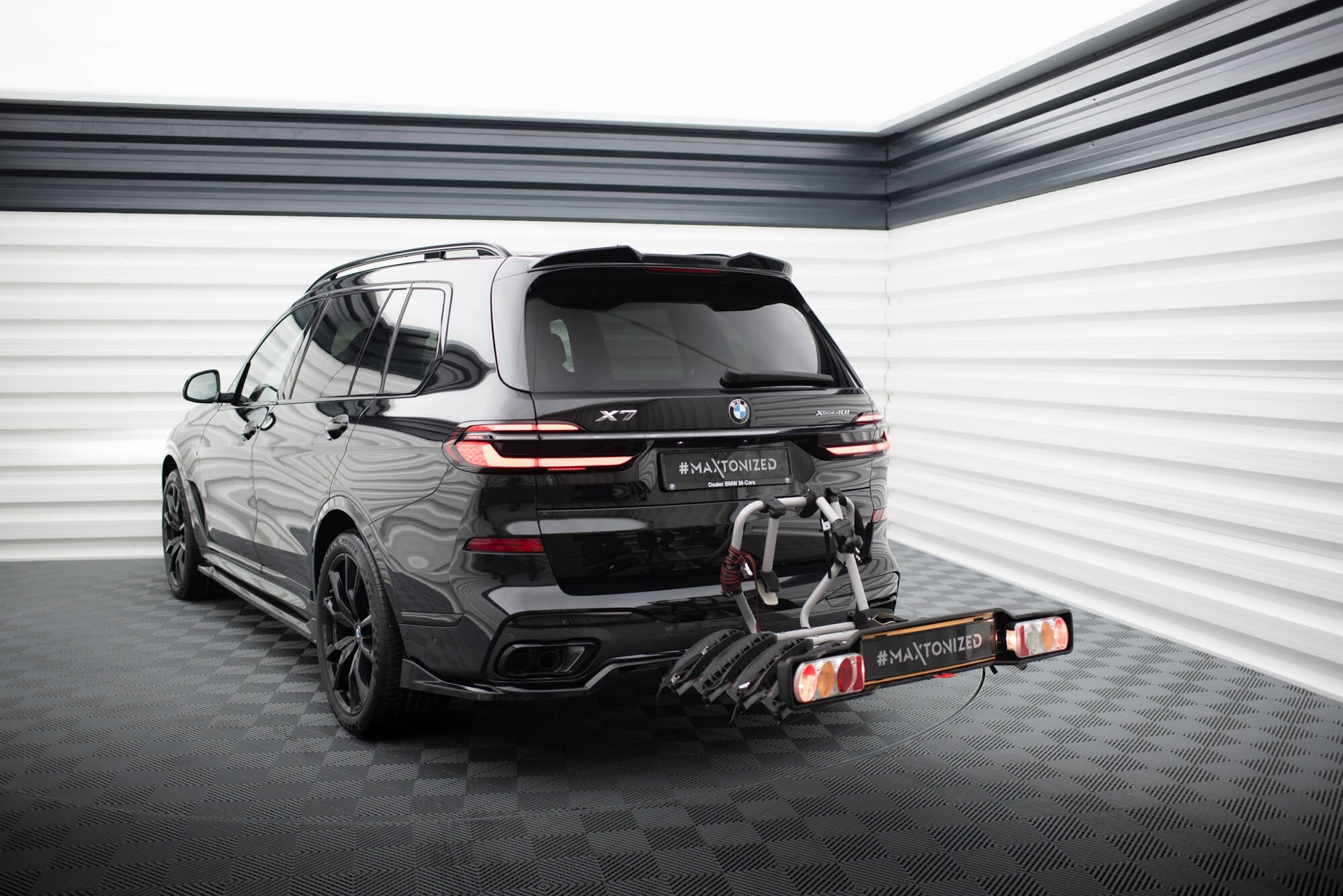 Maxton Design Street+ Mittlerer Diffusor RACE passend für BMW X7 M-Paket G07 Facelift schwarz Hochglanz