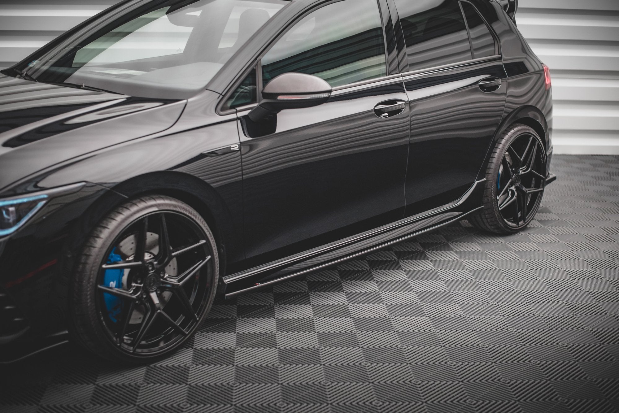 Maxton Design Street+ Seitenschweller Leisten V.2 passend für VW Golf R Hatchback Mk8 Facelift schwarz Hochglanz