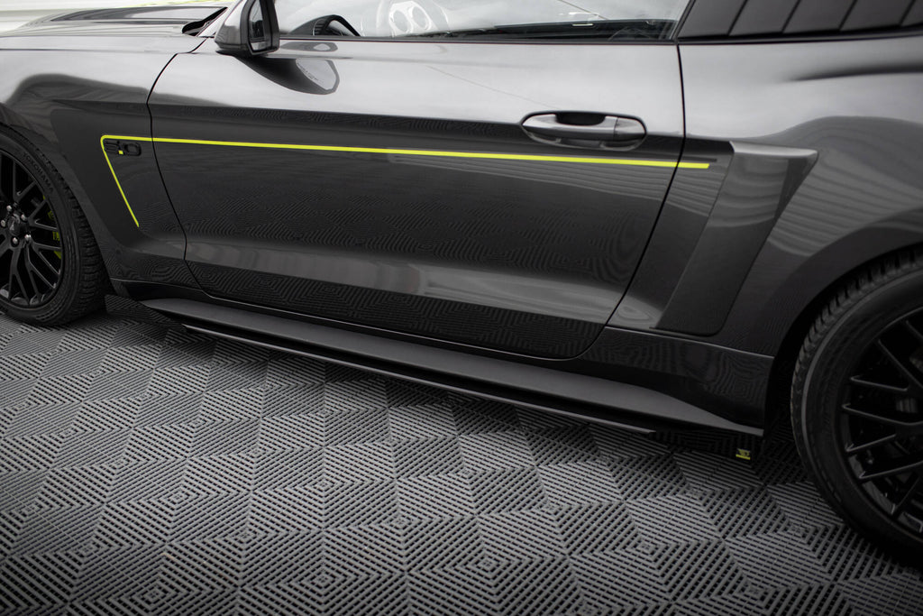 Maxton Design Street Pro Street+ Seitenschweller Leisten + Flaps passend für Ford Mustang GT Mk6 schwarz Hochglanz