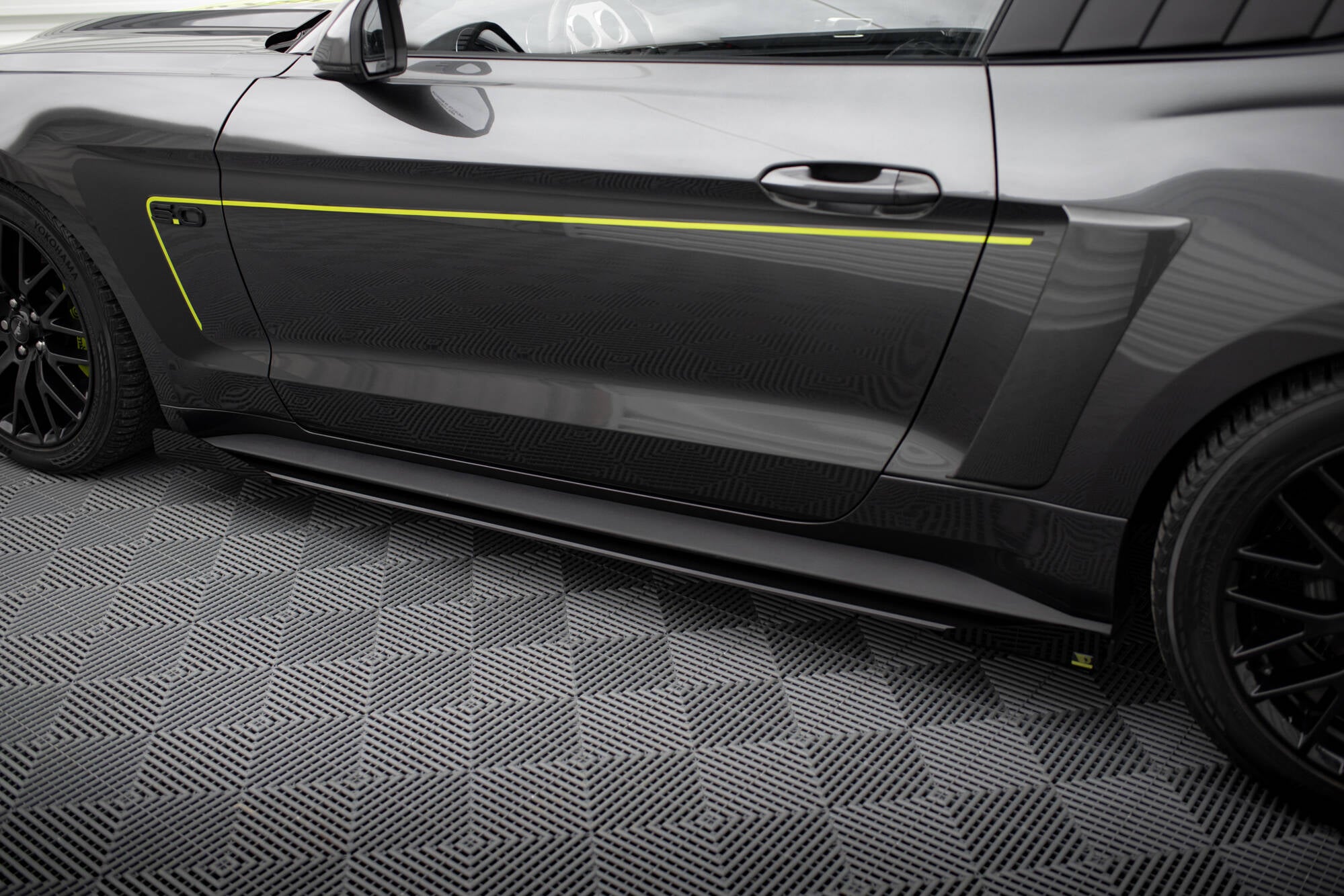 Maxton Design Street Pro Street+ Seitenschweller Leisten + Flaps passend für Ford Mustang GT Mk6 schwarz Hochglanz