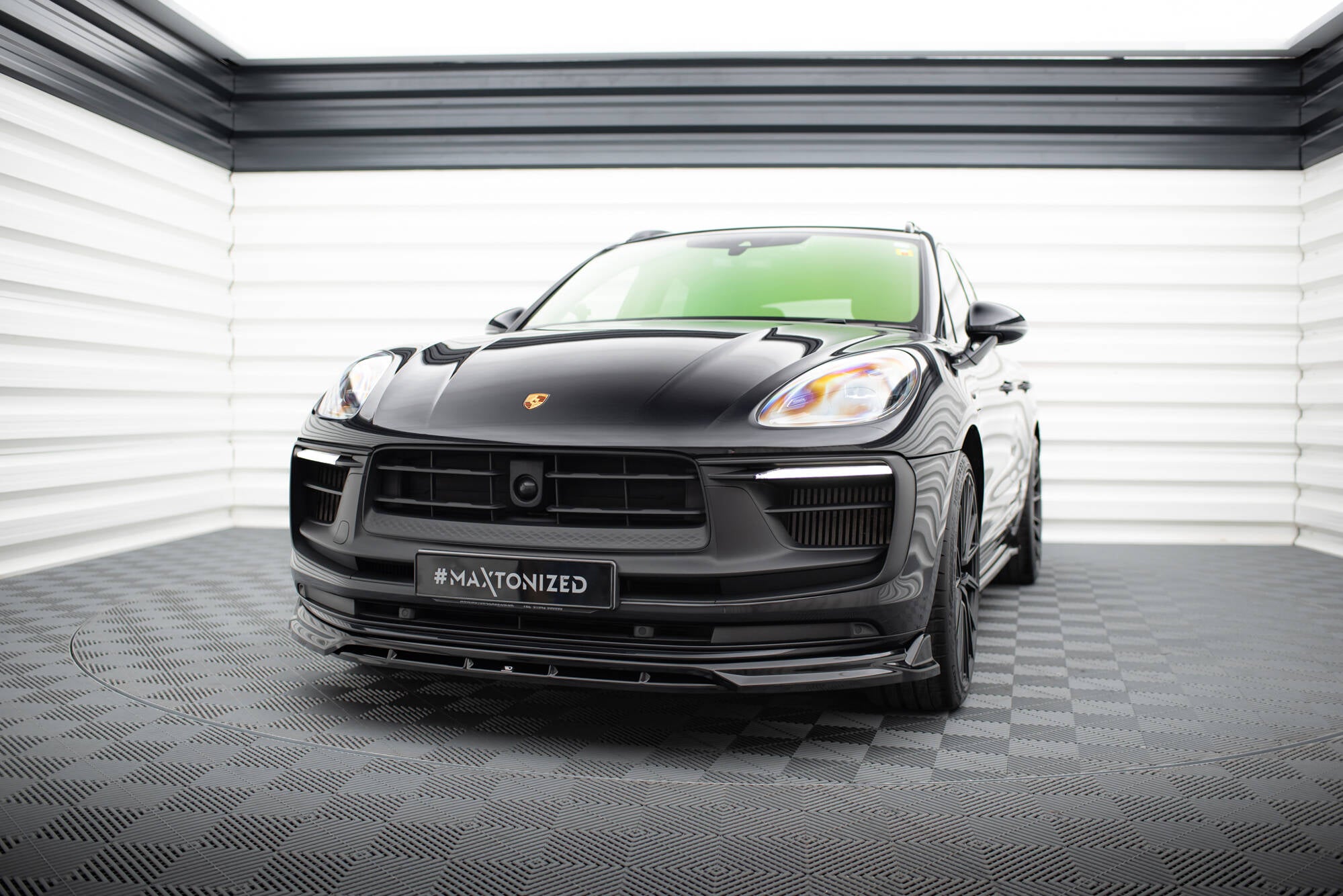 Maxton Design Street+ Spoilerlippe Front Ansatz passend für Porsche Macan GTS Mk1 Facelift 2 schwarz Hochglanz