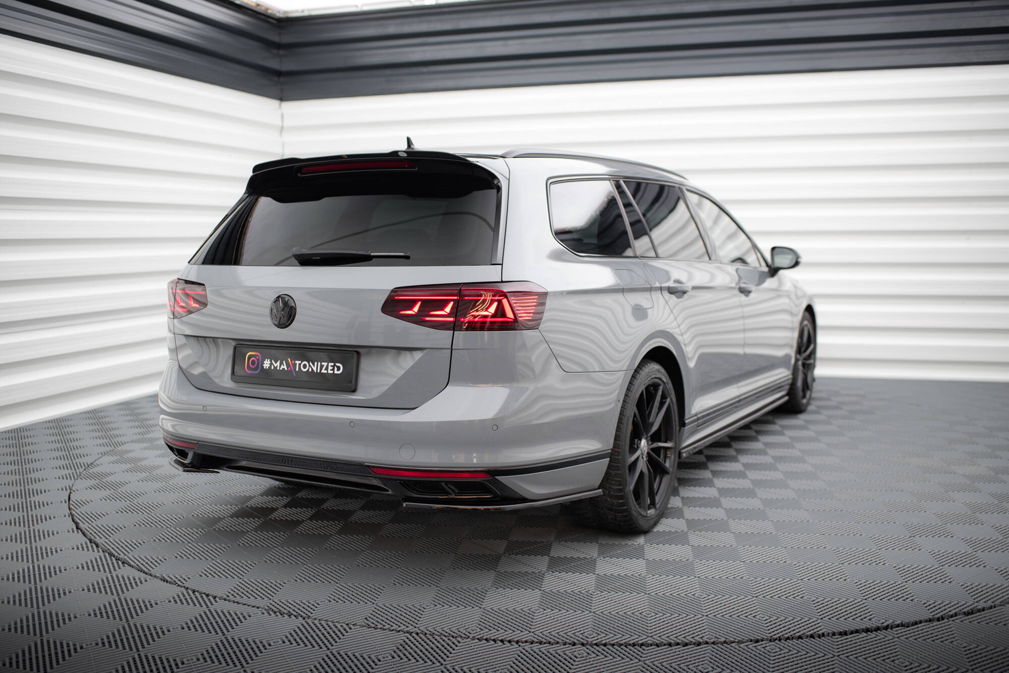 Maxton Design Heck Ansatz Flaps Diffusor passend für VW Passat R-Line B8 Facelift schwarz Hochglanz
