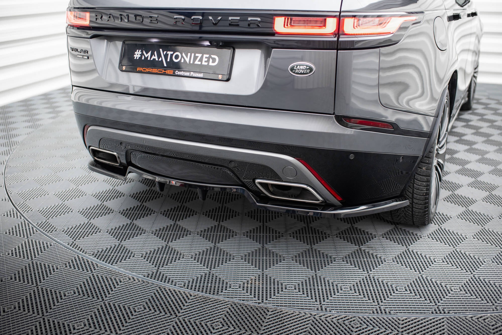 Maxton Design Street+ Mittlerer Diffusor RACE passend für V.1 Land Rover Range Rover Velar R-Dynamic Mk1 schwarz Hochglanz