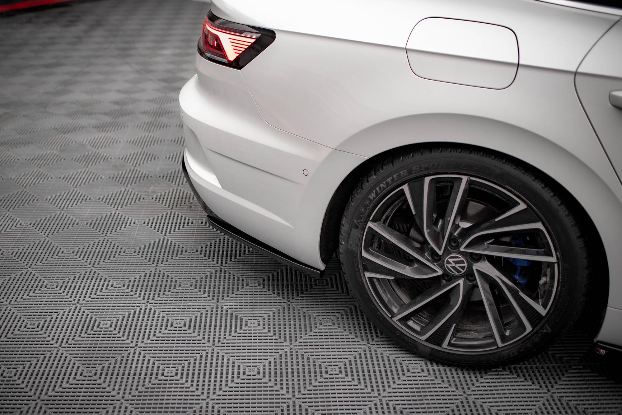 Maxton Design Heck Ansatz Flaps Diffusor passend für VW Arteon R Limousine / Shooting Brake Mk1 Facelift schwarz Hochglanz
