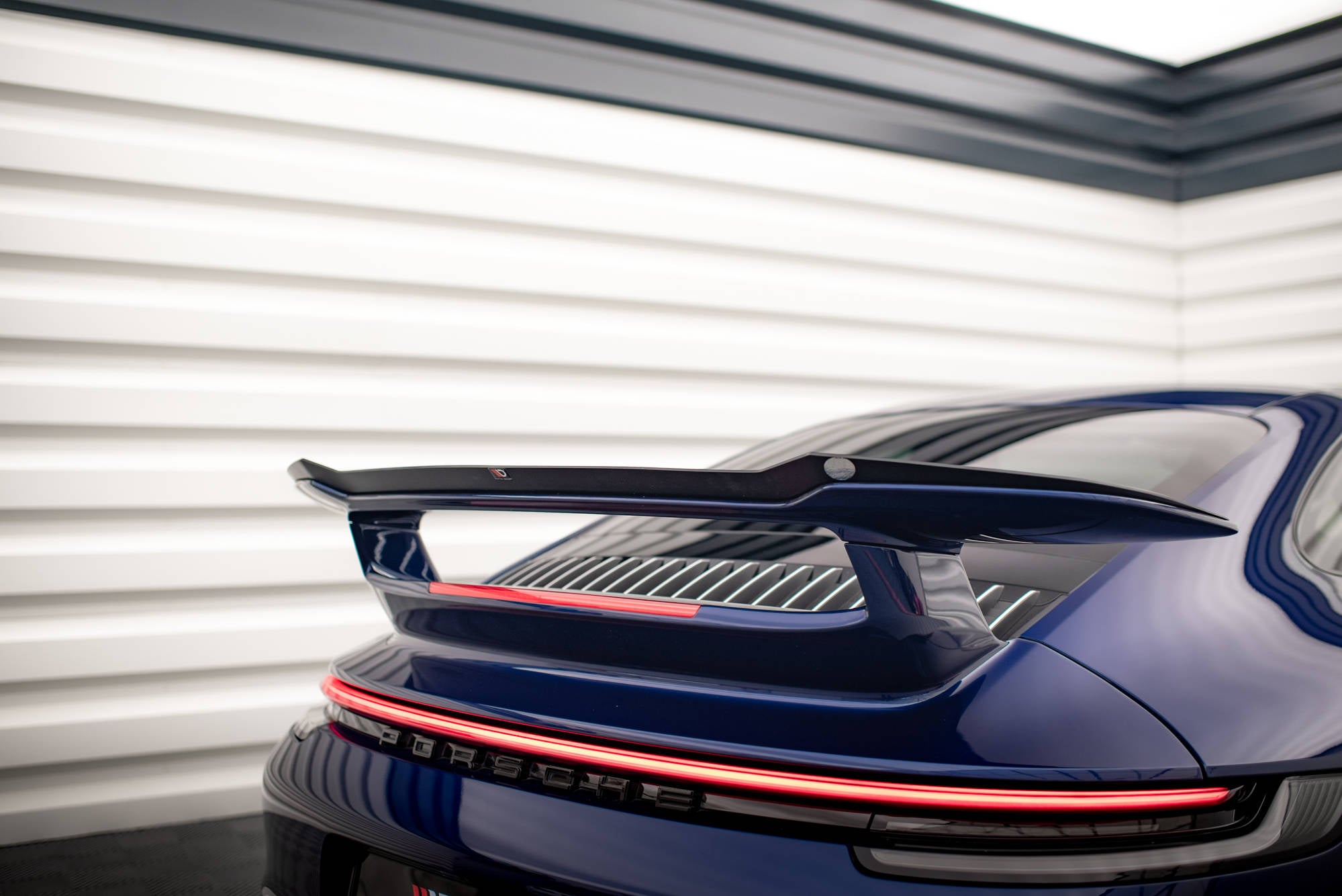 Maxton Design Spoiler CAP passend für Porsche 911 Carrera Aero 992 schwarz Hochglanz