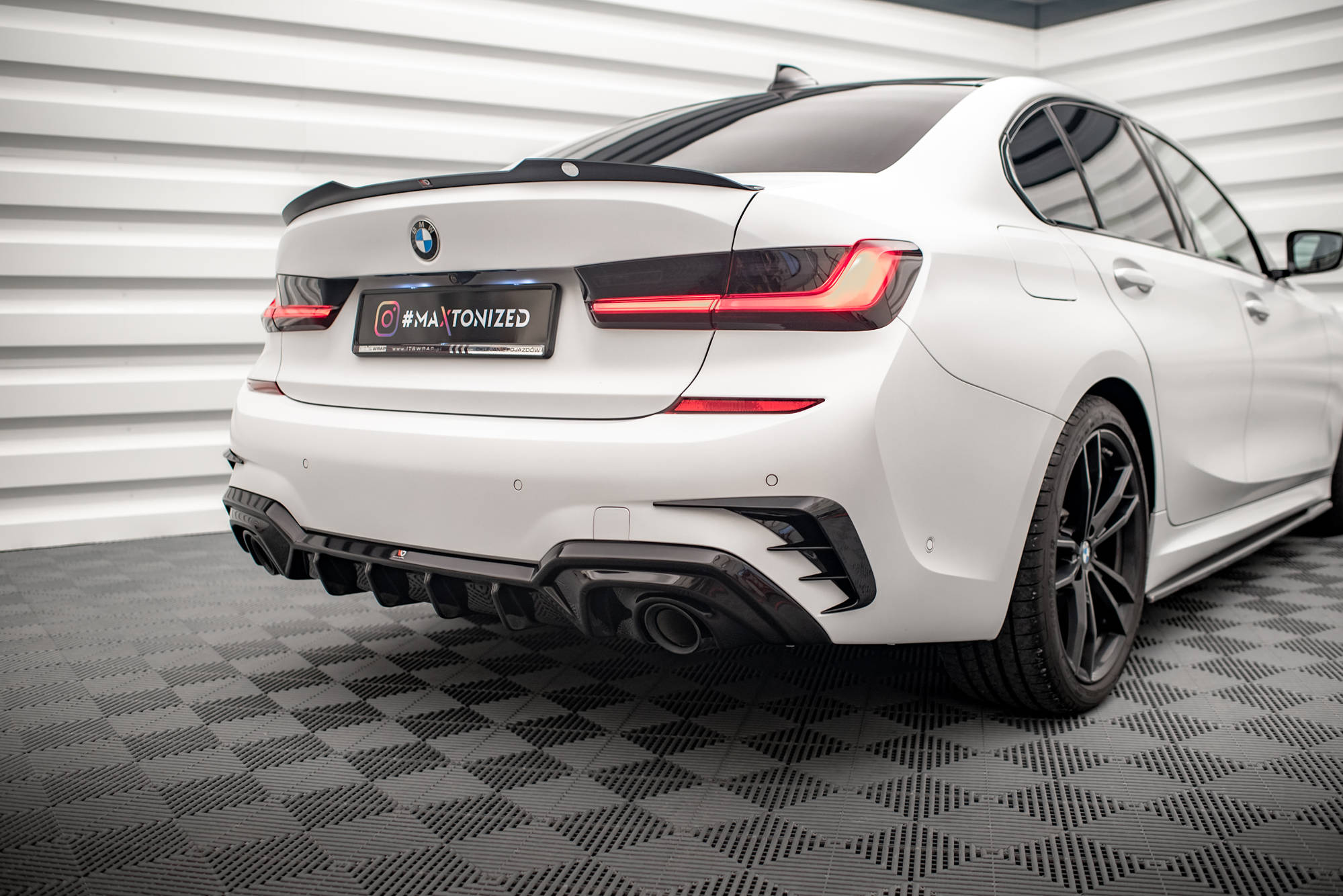 Maxton Design Diffusor Heck Ansatz für BMW 3er M-Paket G20 / G21 (Passend für Fahrzeuge mit Anhängerkupplung) schwarz Hochglanz