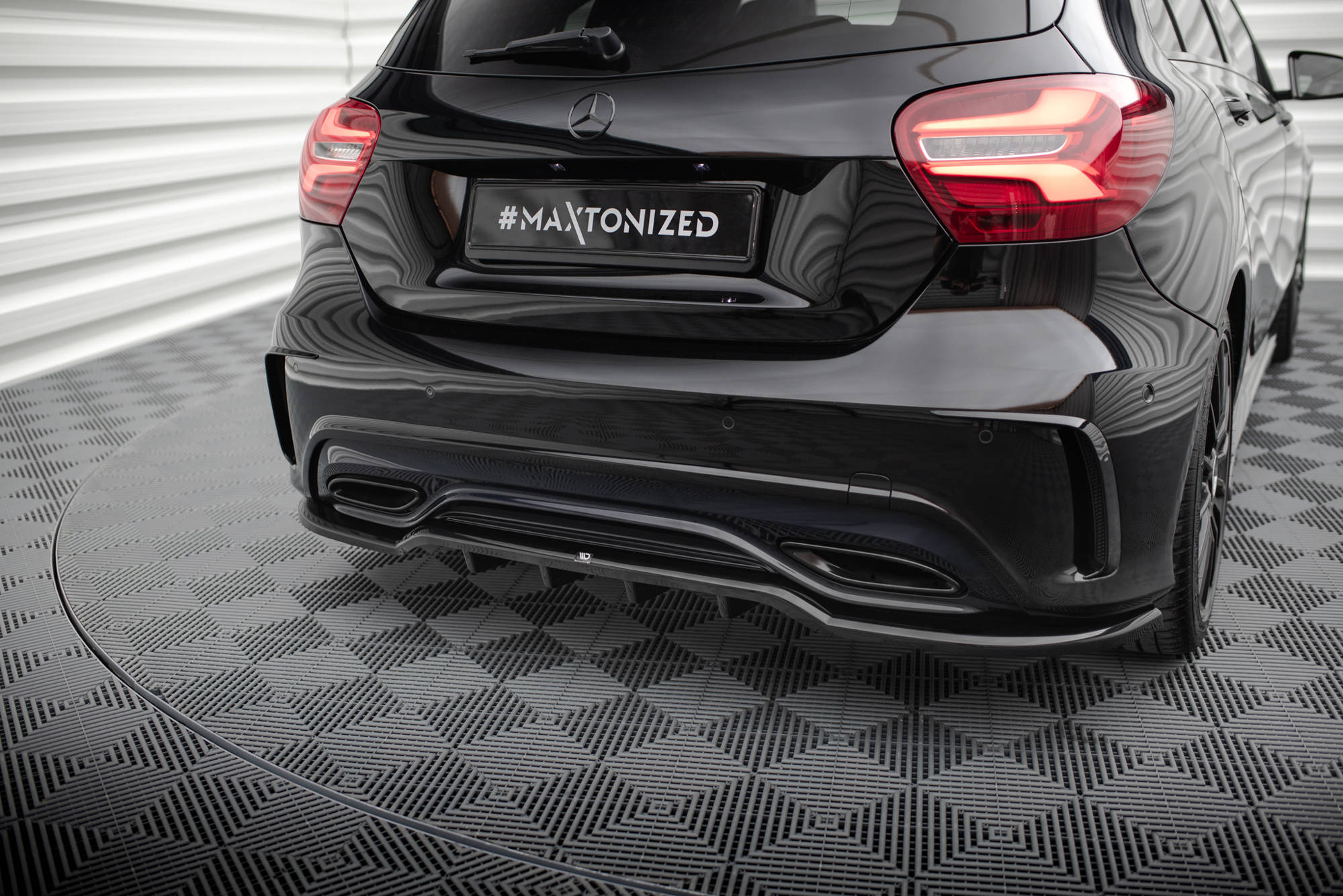 Maxton Design Street+ Mittlerer Diffusor RACE passend für Mercedes-Benz A AMG-Line W176 Facelift schwarz Hochglanz