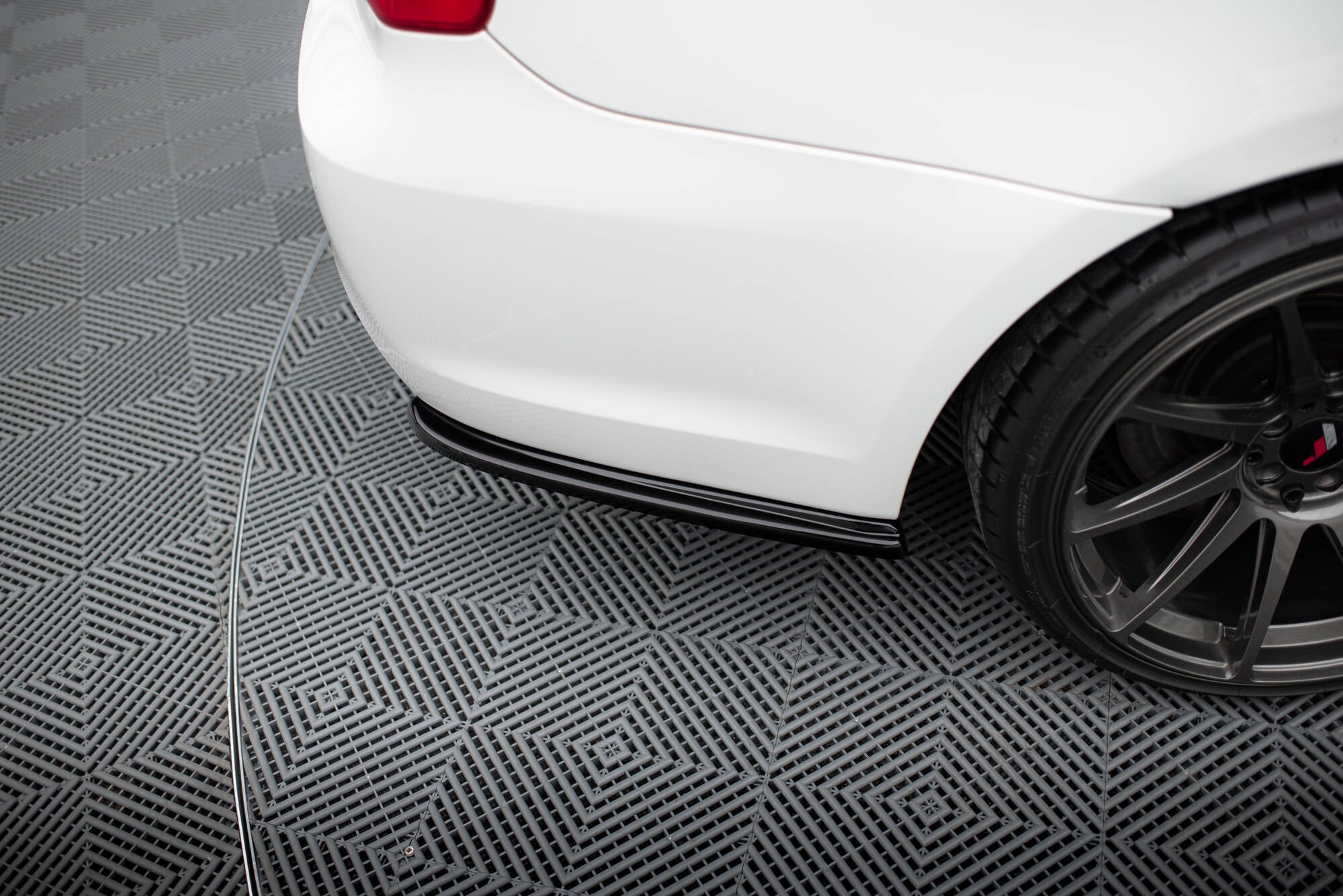 Maxton Design Heck Ansatz Flaps Diffusor passend für BMW 3er E90 M Paket schwarz Hochglanz