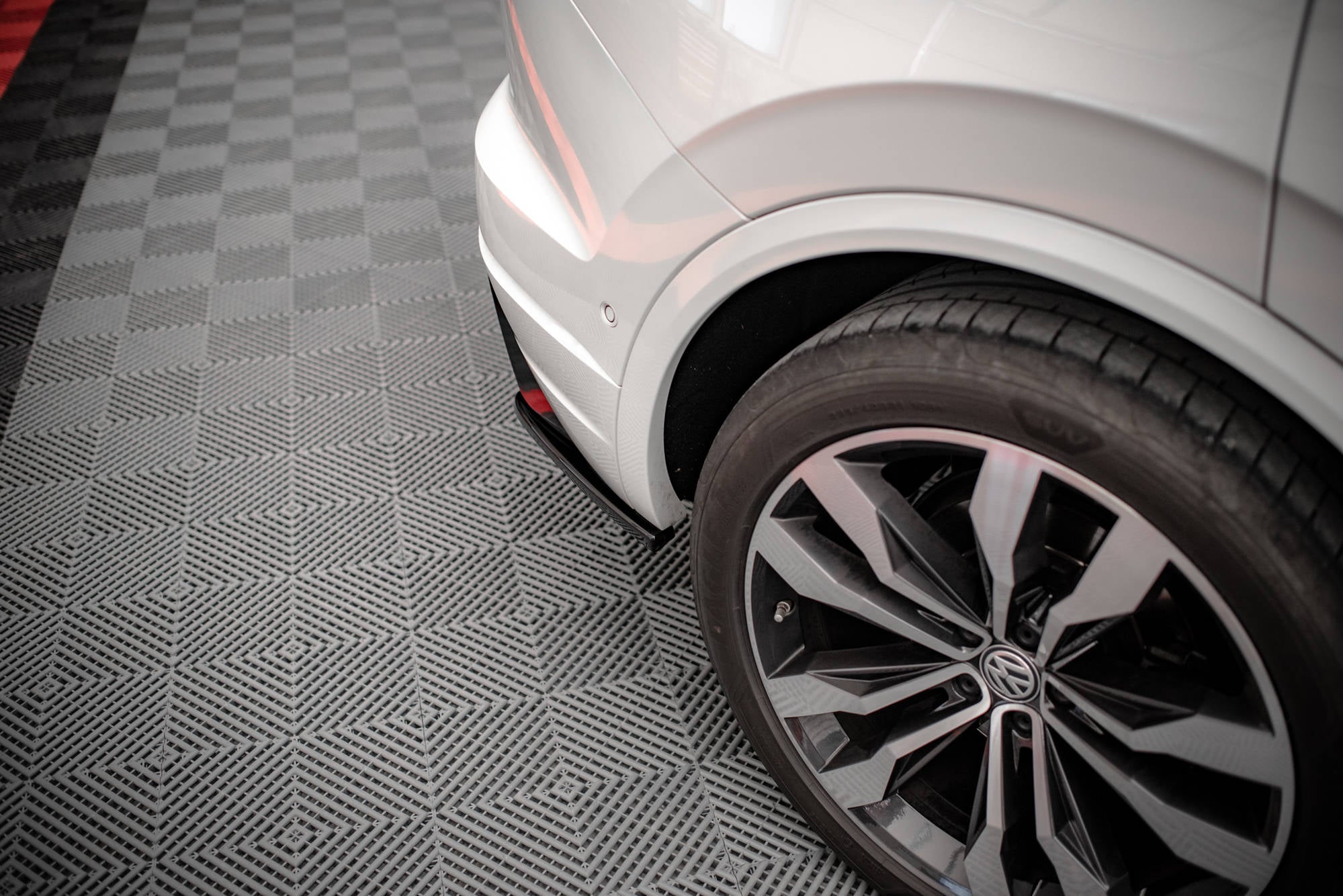 Maxton Design Heck Ansatz Flaps Diffusor passend für VW Touareg R-line Mk3 schwarz Hochglanz