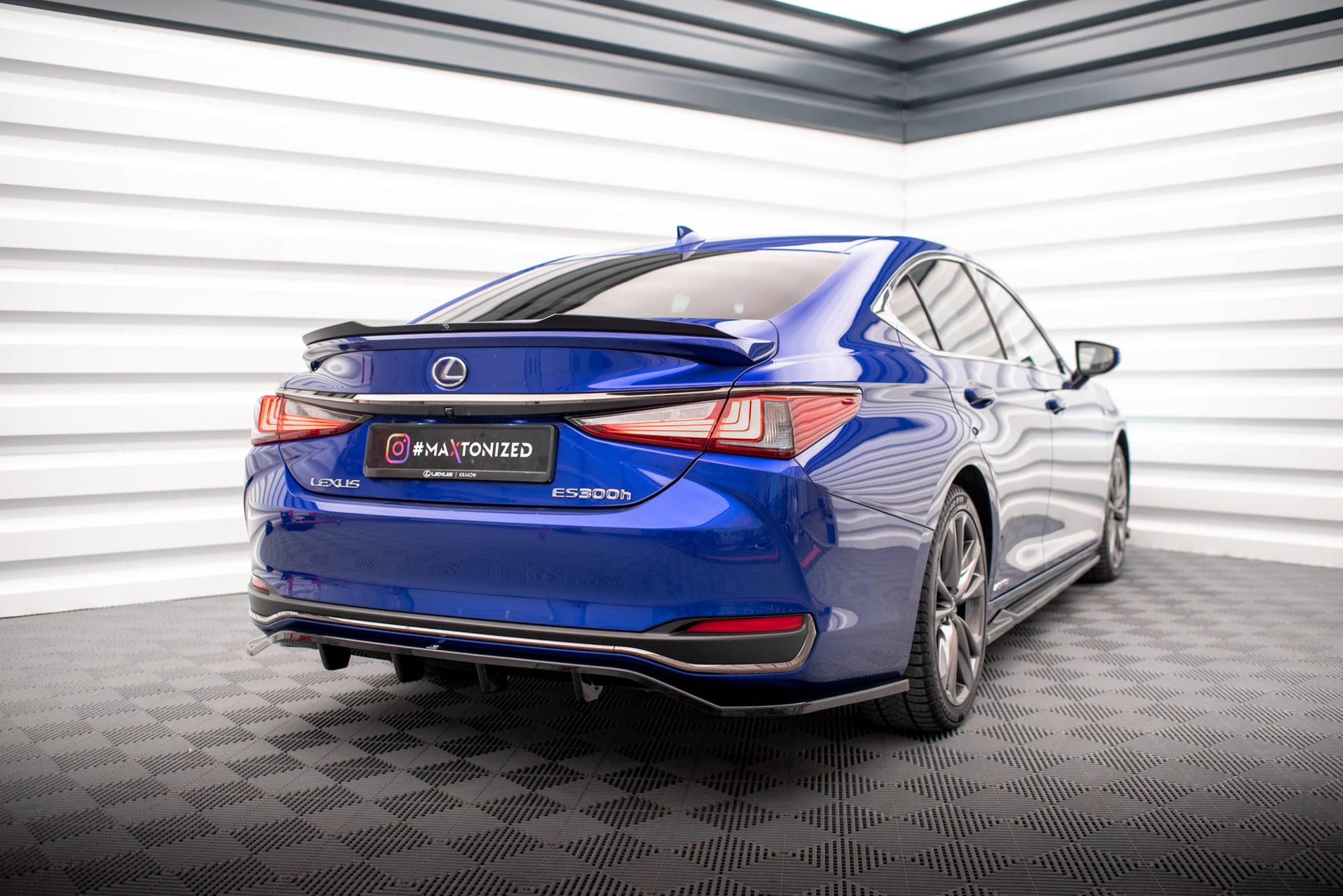 Maxton Design Street+ Mittlerer Diffusor RACE passend für Lexus ES F Sport Mk7 schwarz Hochglanz