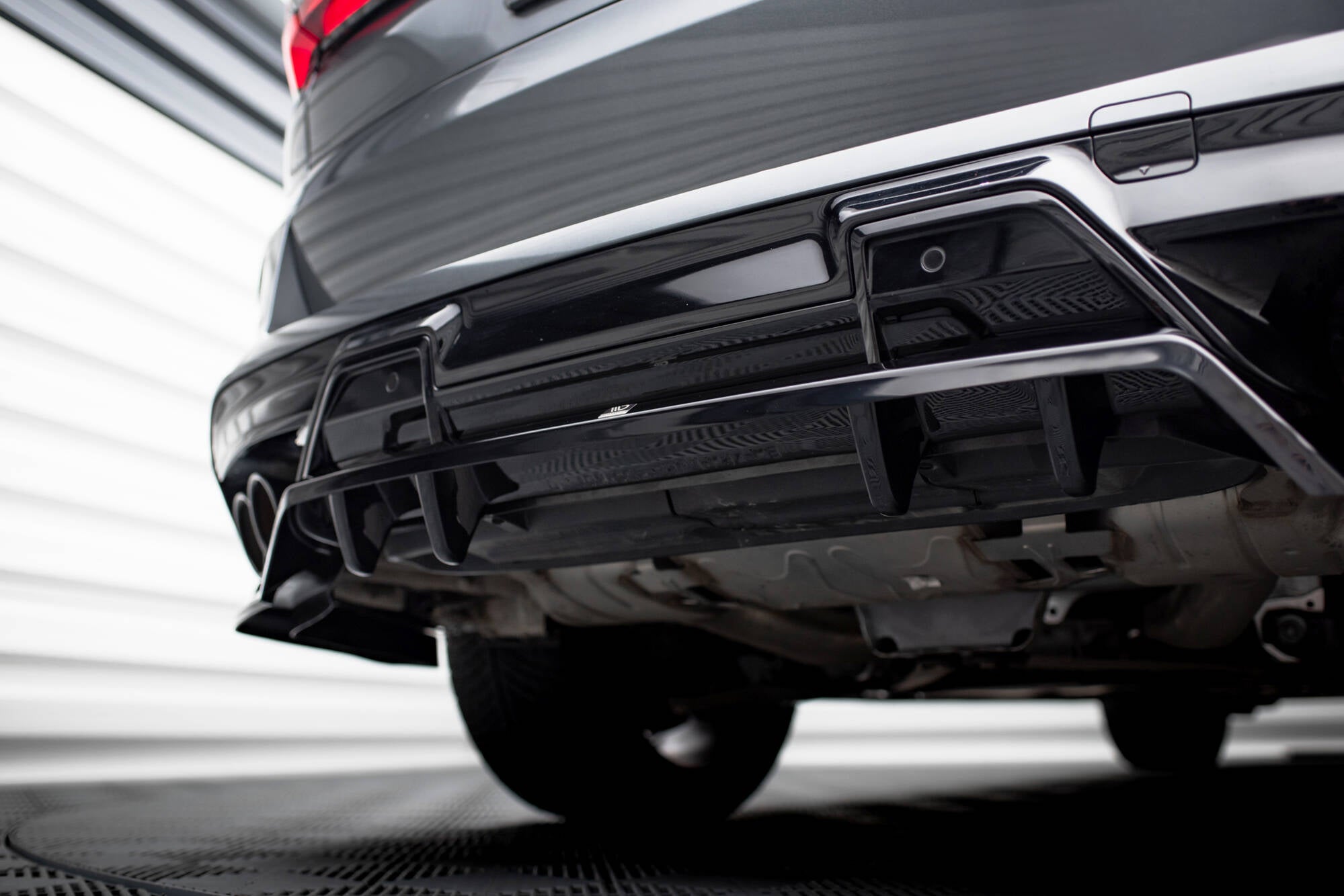 Maxton Design Street+ Mittlerer Diffusor RACE passend für BMW X5 M F95 / F95 Facelift schwarz Hochglanz