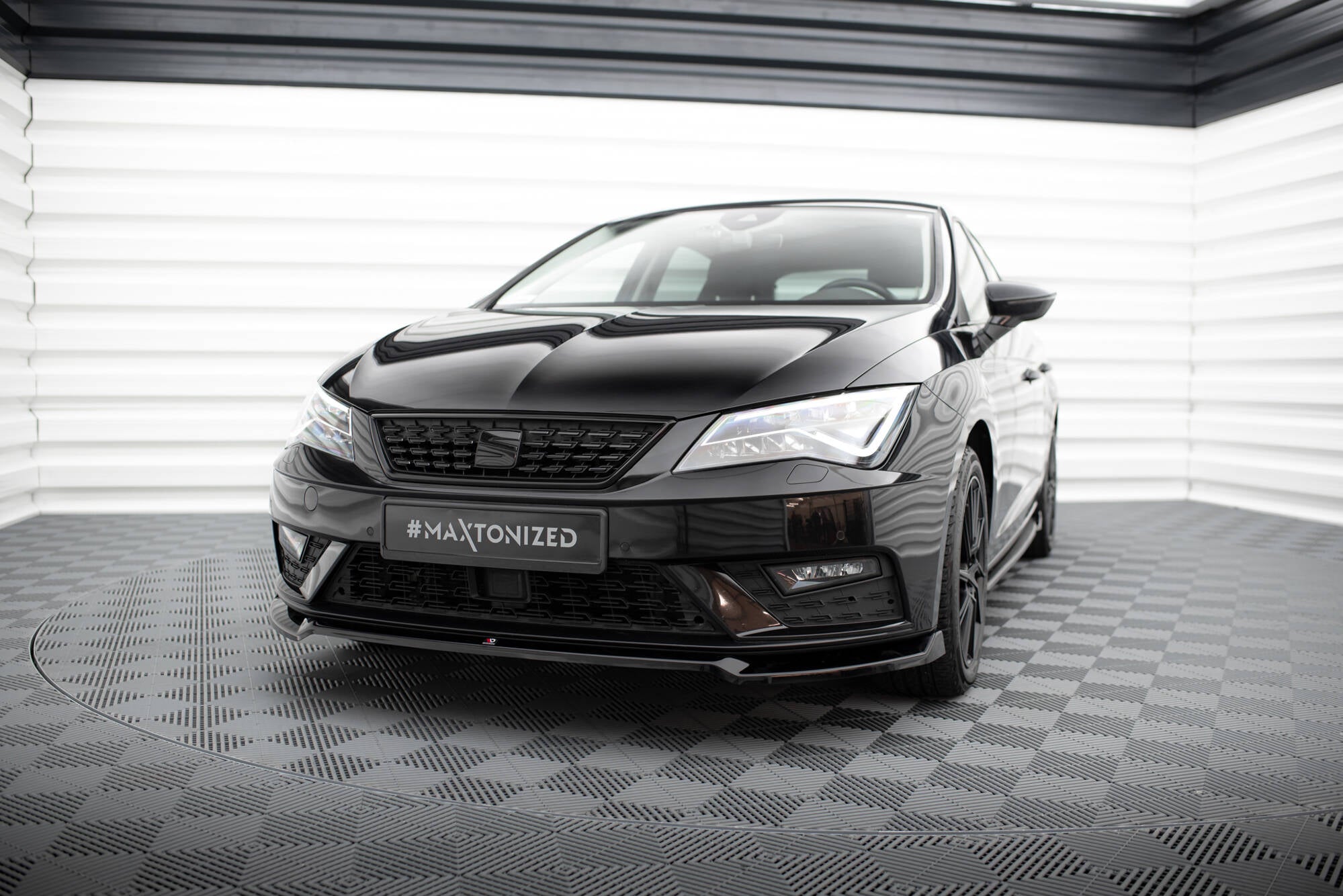 Maxton Design Street+ Spoilerlippe Front Ansatz V.2 passend für Seat Leon Mk3 Facelift schwarz Hochglanz