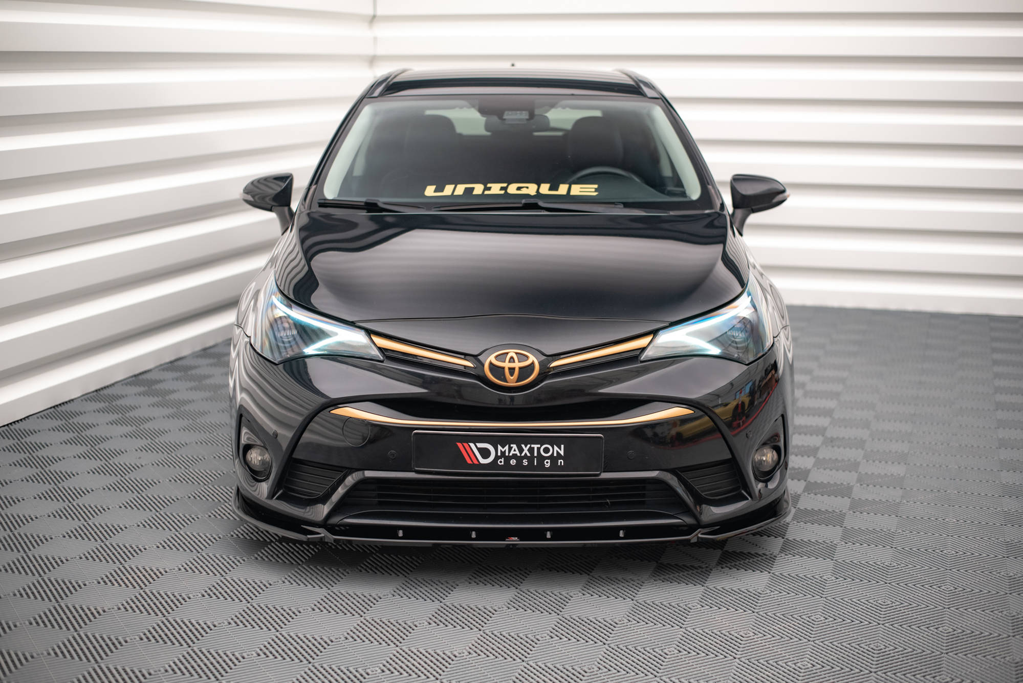 Maxton Design Street+ Spoilerlippe Front Ansatz V.2 passend für Toyota Avensis Mk3 Facelift schwarz Hochglanz
