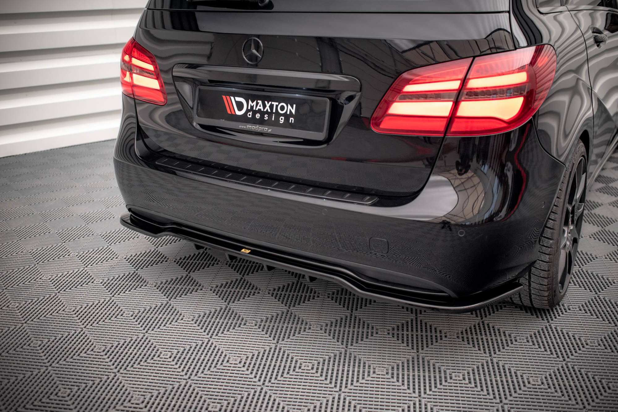 Maxton Design Street+ Mittlerer Diffusor RACE passend für Mercedes-Benz B W246 Facelift schwarz Hochglanz