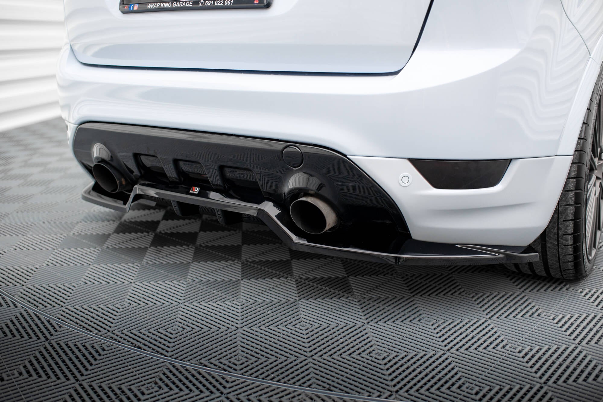 Maxton Design Street+ Mittlerer Diffusor RACE passend für Ford Kuga ST Mk1 schwarz Hochglanz